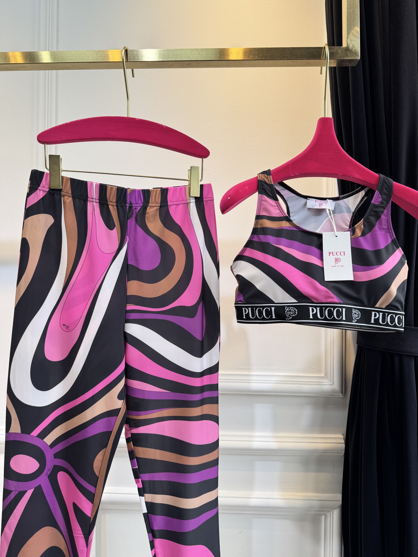 Pucci Marmo 系列运动瑜伽套装品牌经典的波浪/漩涡大理石纹印花工字背运动内衣+高腰紧身专为瑜伽