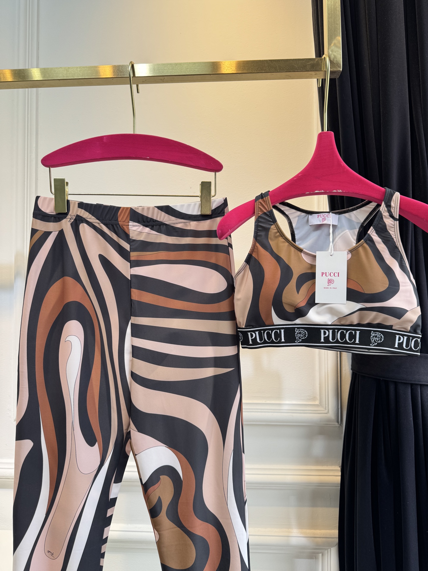 Pucci Marmo 系列运动瑜伽套装品牌经典的波浪/漩涡大理石纹印花工字背运动内衣+高腰紧身专为瑜伽