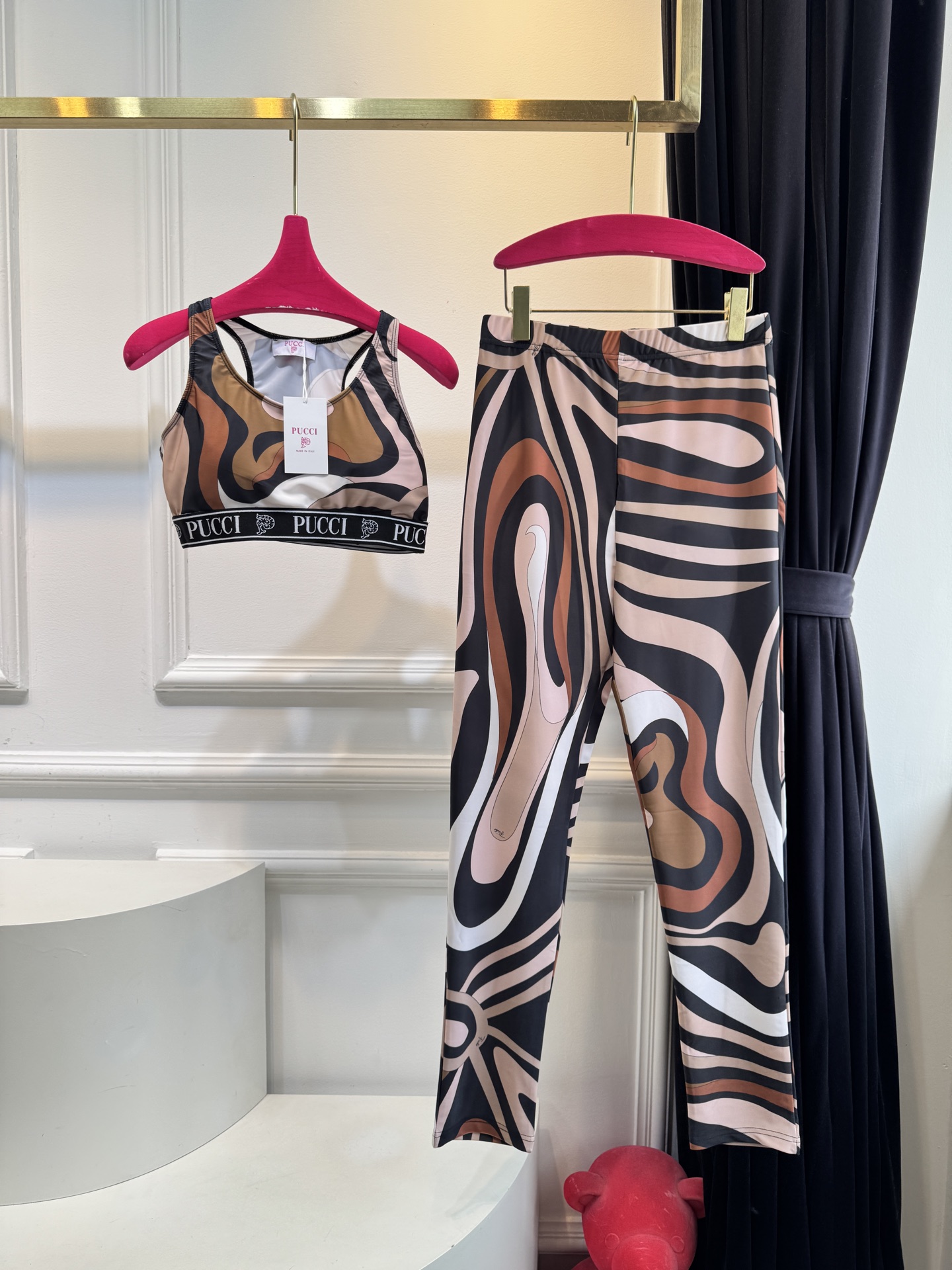 Pucci Marmo 系列运动瑜伽套装品牌经典的波浪/漩涡大理石纹印花工字背运动内衣+高腰紧身专为瑜伽