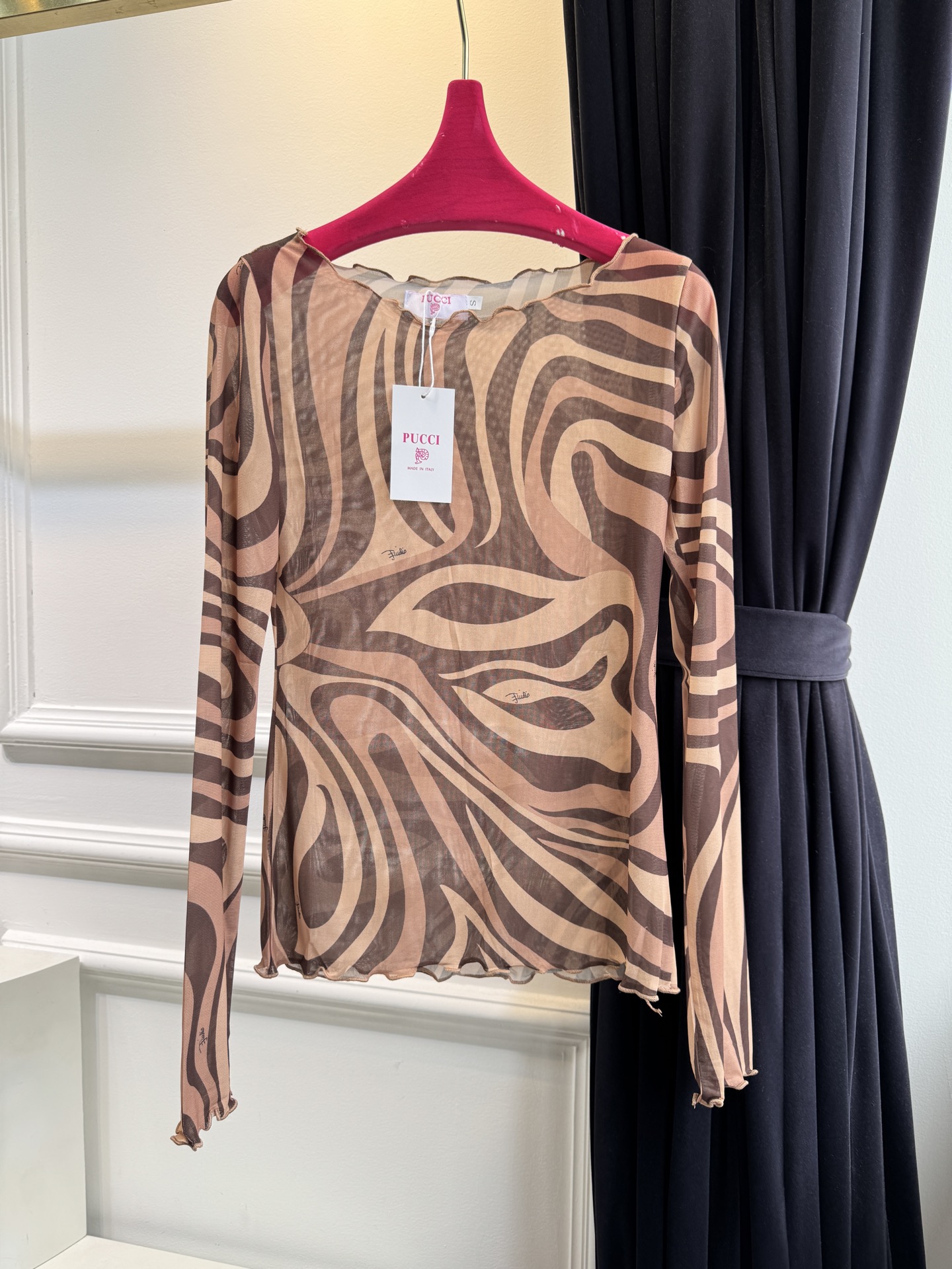 Pucci 网纱印花长袖打底衫波浪涡纹印花（蓝/粉/红/棕款）：品牌最具代表性的设计，灵感源自地中海光影