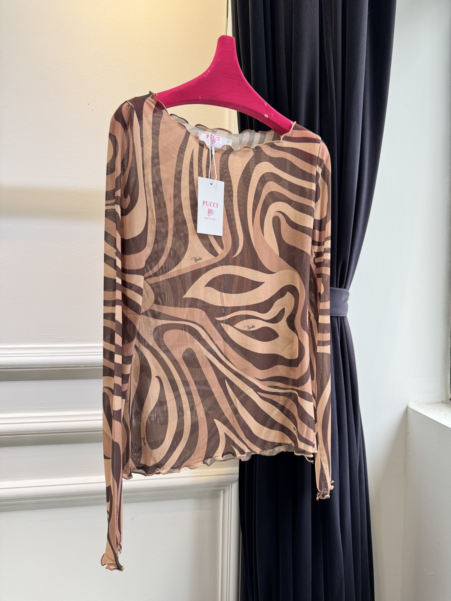 Pucci 网纱印花长袖打底衫波浪涡纹印花（蓝/粉/红/棕款）：品牌最具代表性的设计，灵感源自地中海光影