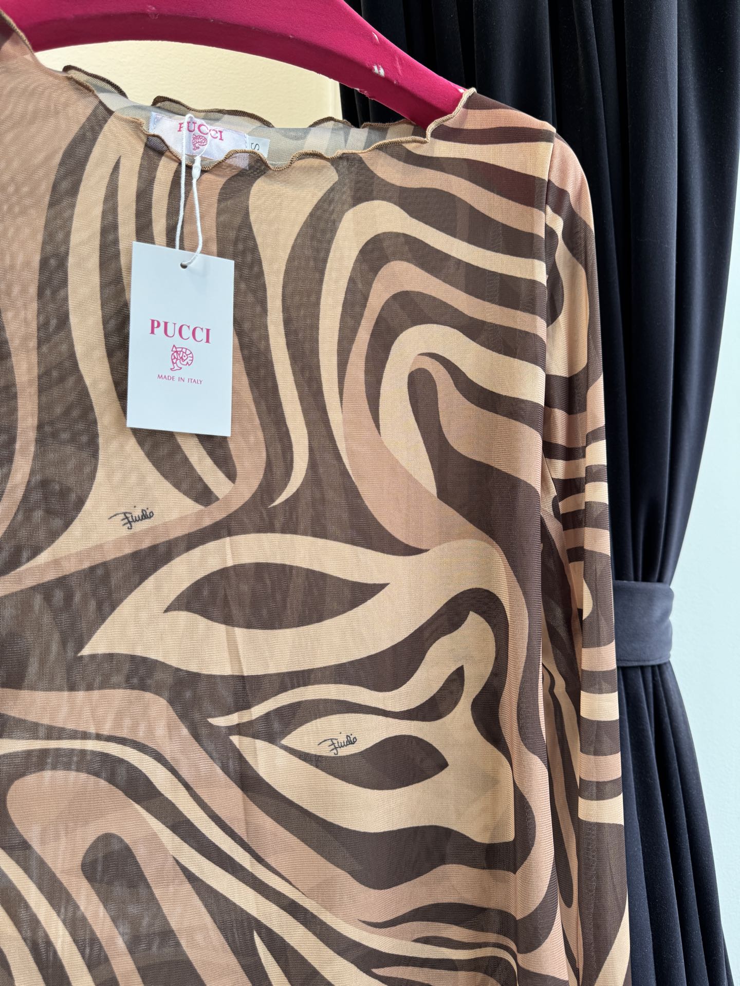 Pucci 网纱印花长袖打底衫波浪涡纹印花（蓝/粉/红/棕款）：品牌最具代表性的设计，灵感源自地中海光影