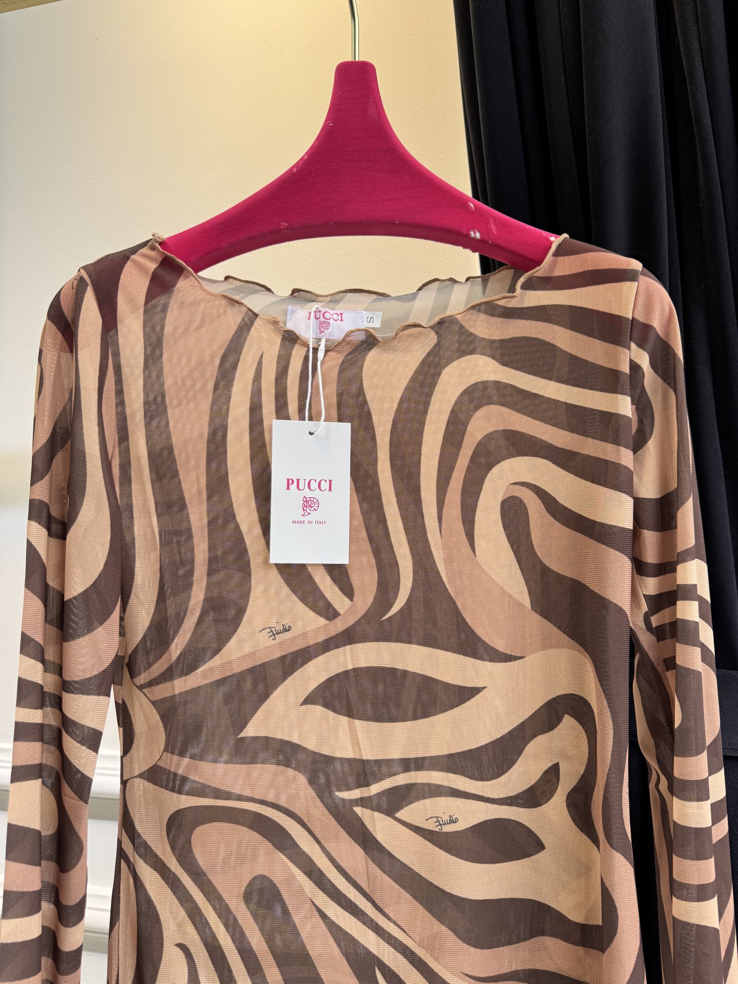 Pucci 网纱印花长袖打底衫波浪涡纹印花（蓝/粉/红/棕款）：品牌最具代表性的设计，灵感源自地中海光影