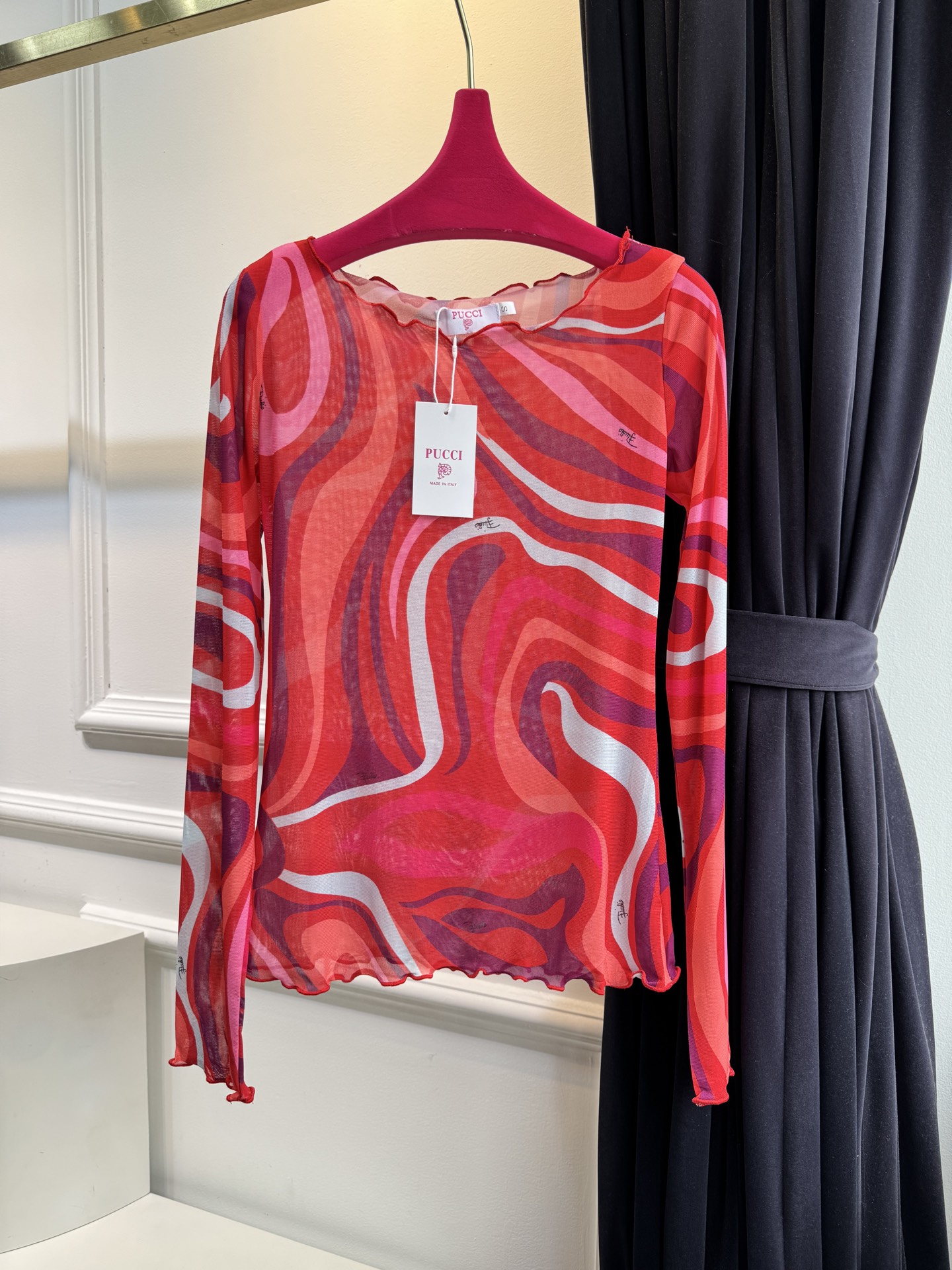 Pucci 网纱印花长袖打底衫波浪涡纹印花（蓝/粉/红/棕款）：品牌最具代表性的设计，灵感源自地中海光影
