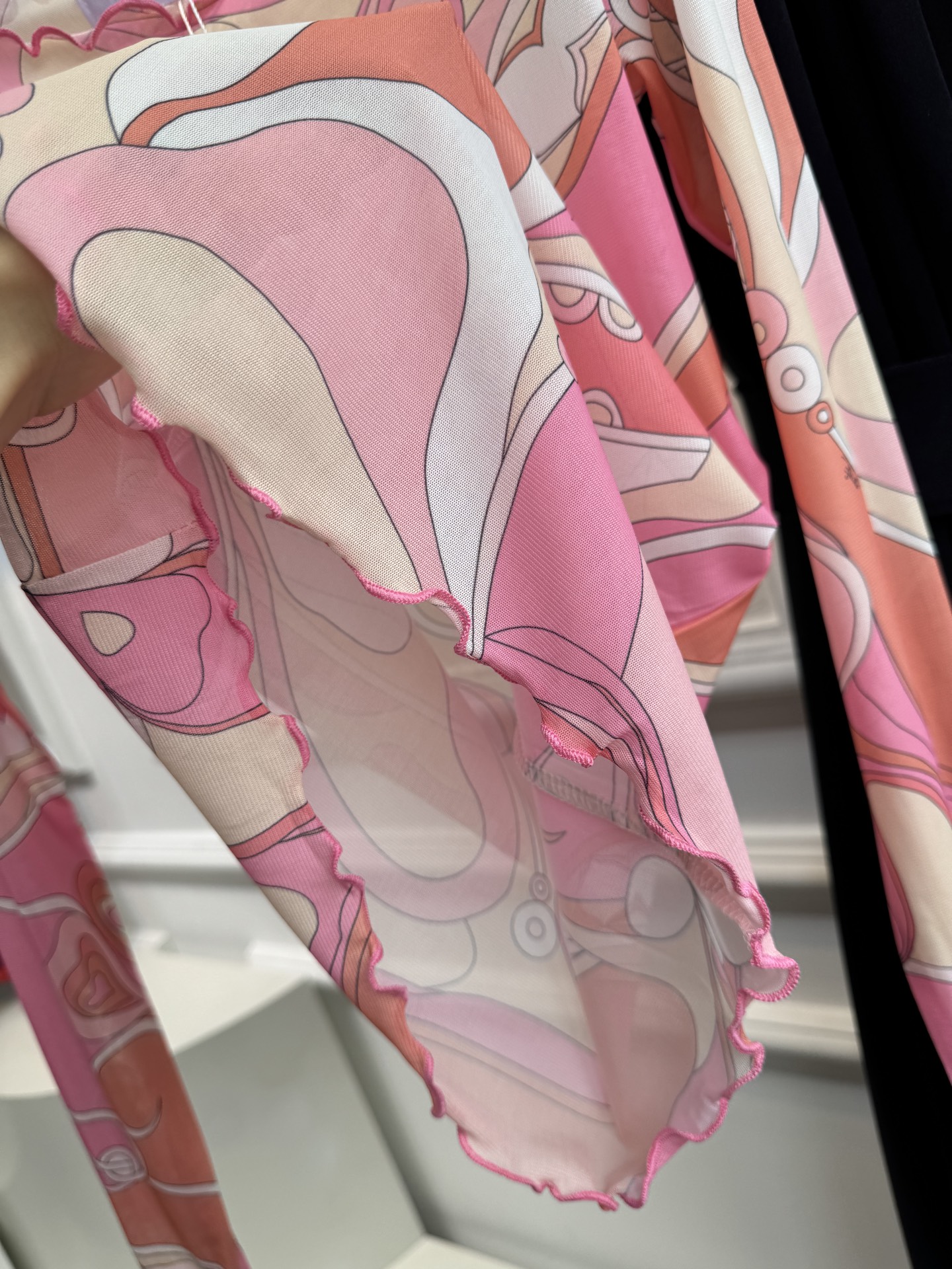 Pucci 网纱印花长袖打底衫波浪涡纹印花（蓝/粉/红/棕款）：品牌最具代表性的设计，灵感源自地中海光影