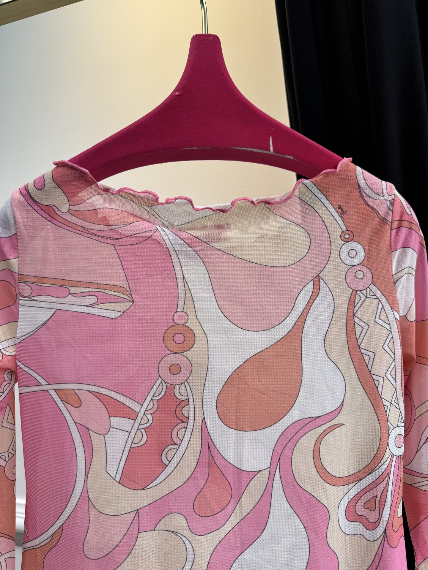 Pucci 网纱印花长袖打底衫波浪涡纹印花（蓝/粉/红/棕款）：品牌最具代表性的设计，灵感源自地中海光影