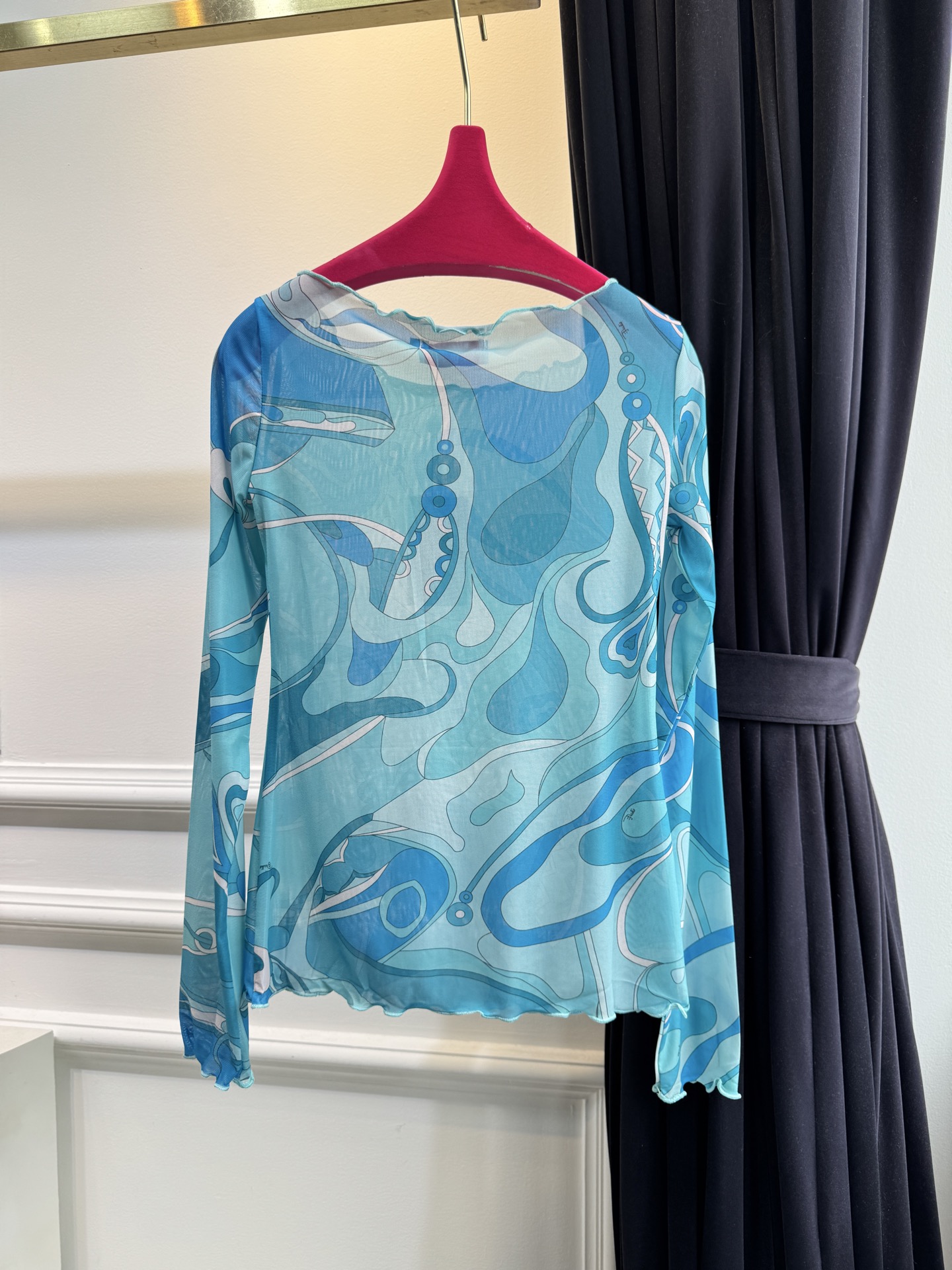 Pucci 网纱印花长袖打底衫波浪涡纹印花（蓝/粉/红/棕款）：品牌最具代表性的设计，灵感源自地中海光影