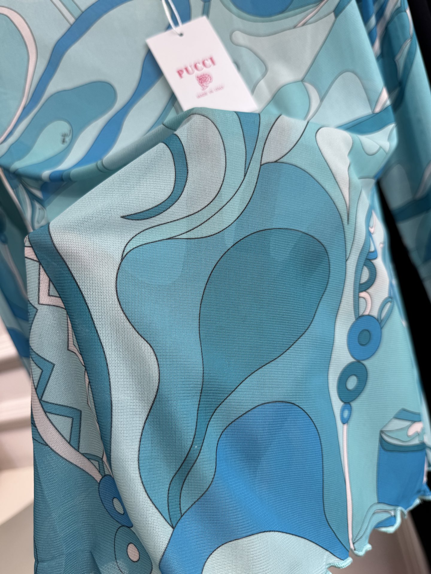 Pucci 网纱印花长袖打底衫波浪涡纹印花（蓝/粉/红/棕款）：品牌最具代表性的设计，灵感源自地中海光影