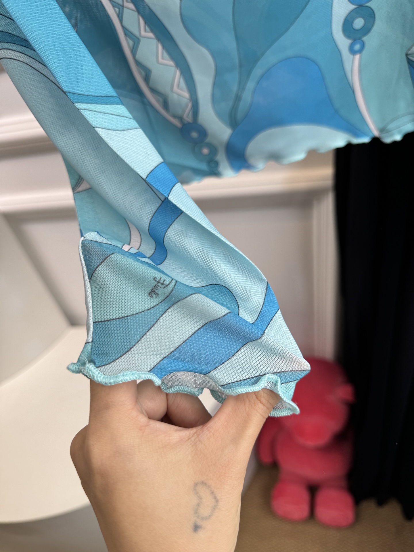 Pucci 网纱印花长袖打底衫波浪涡纹印花（蓝/粉/红/棕款）：品牌最具代表性的设计，灵感源自地中海光影