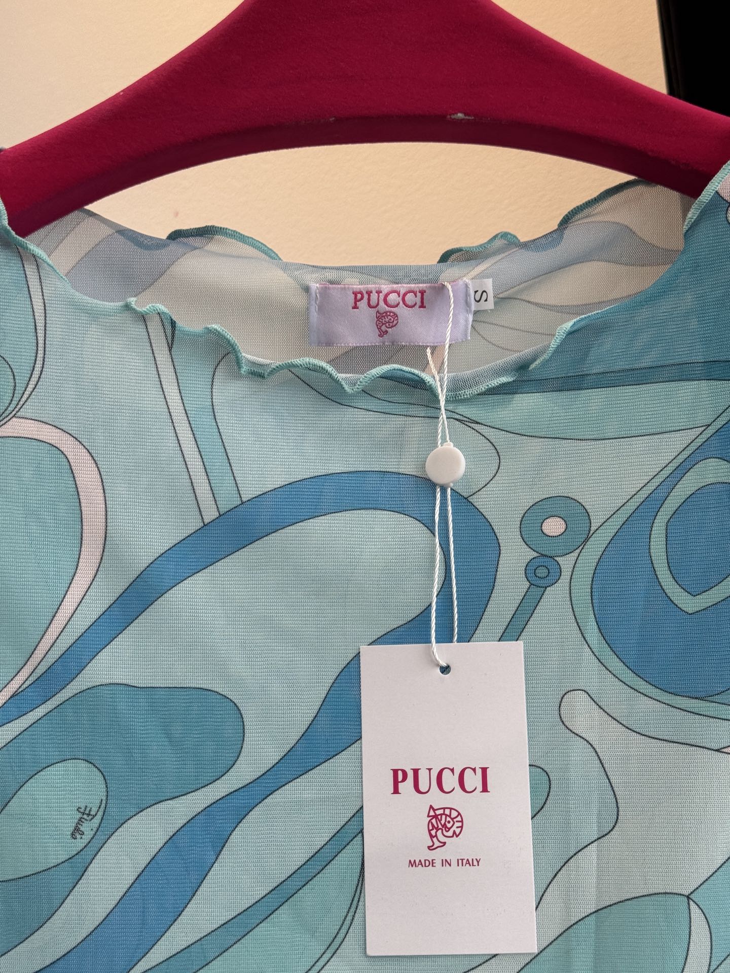 Pucci 网纱印花长袖打底衫波浪涡纹印花（蓝/粉/红/棕款）：品牌最具代表性的设计，灵感源自地中海光影