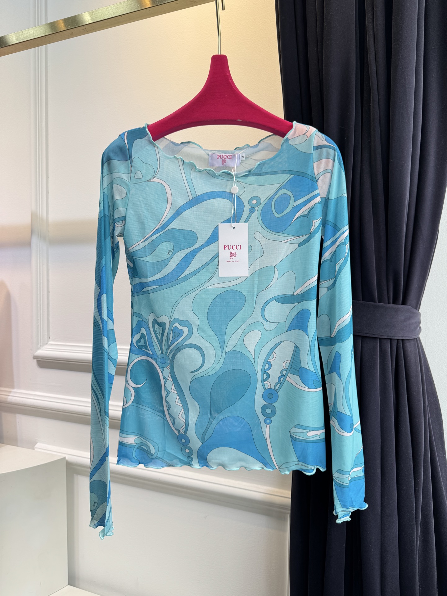Pucci 网纱印花长袖打底衫波浪涡纹印花（蓝/粉/红/棕款）：品牌最具代表性的设计，灵感源自地中海光影