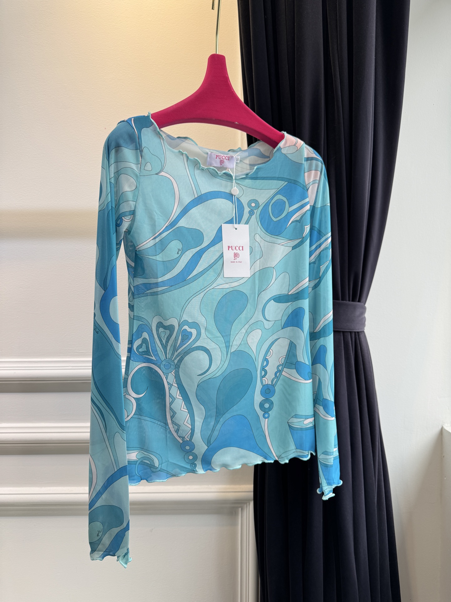 Pucci 网纱印花长袖打底衫波浪涡纹印花（蓝/粉/红/棕款）：品牌最具代表性的设计，灵感源自地中海光影