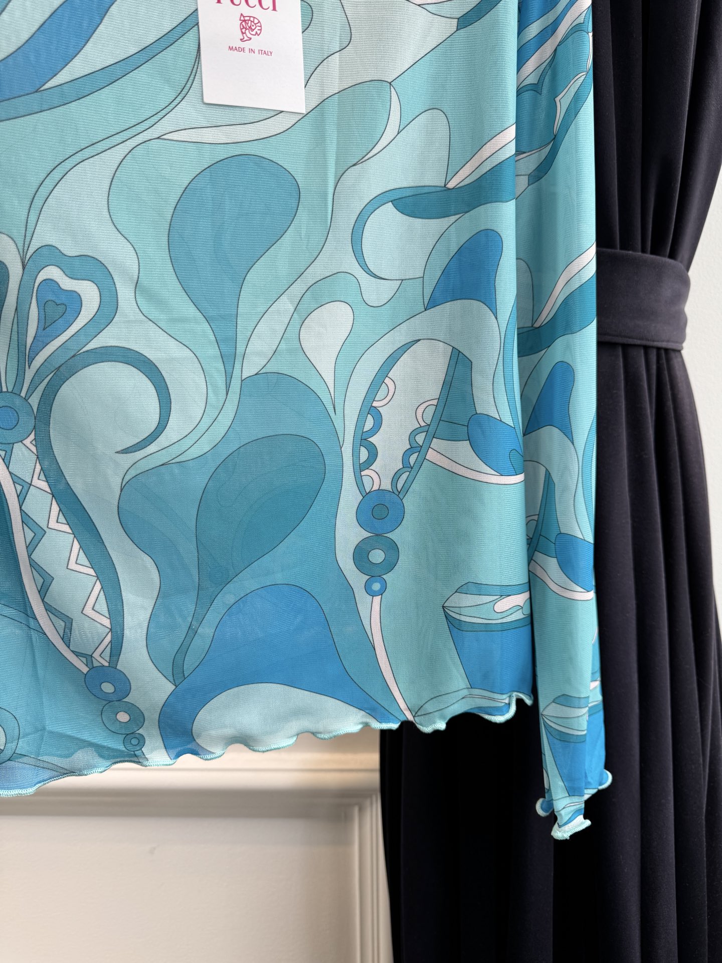 Pucci 网纱印花长袖打底衫波浪涡纹印花（蓝/粉/红/棕款）：品牌最具代表性的设计，灵感源自地中海光影