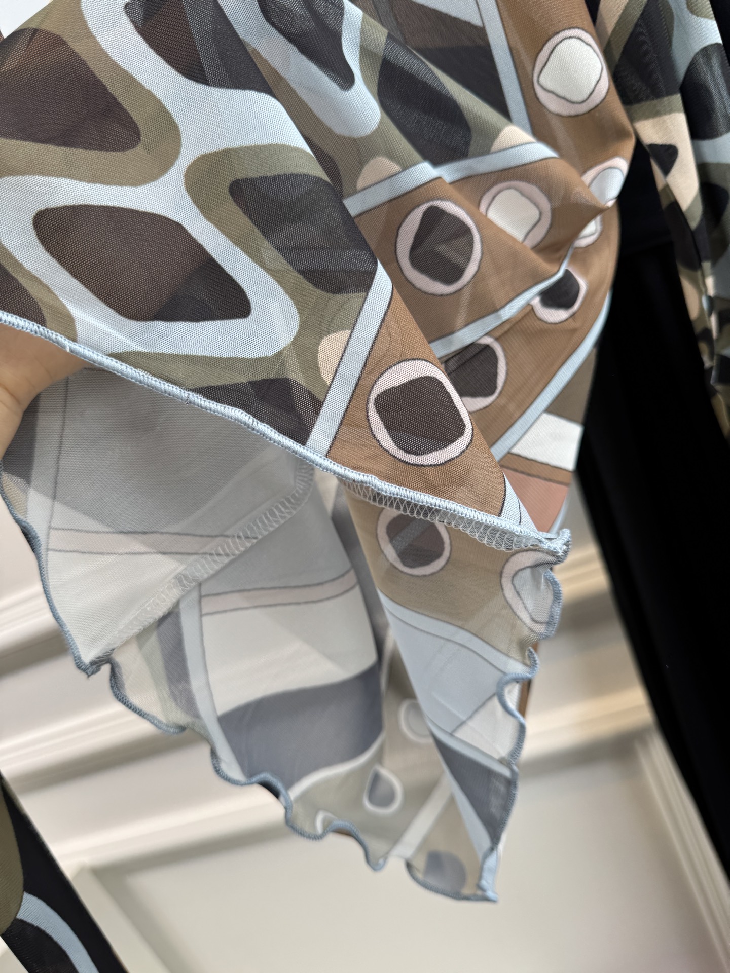 Pucci 网纱印花长袖打底衫波浪涡纹印花（蓝/粉/红/棕款）：品牌最具代表性的设计，灵感源自地中海光影
