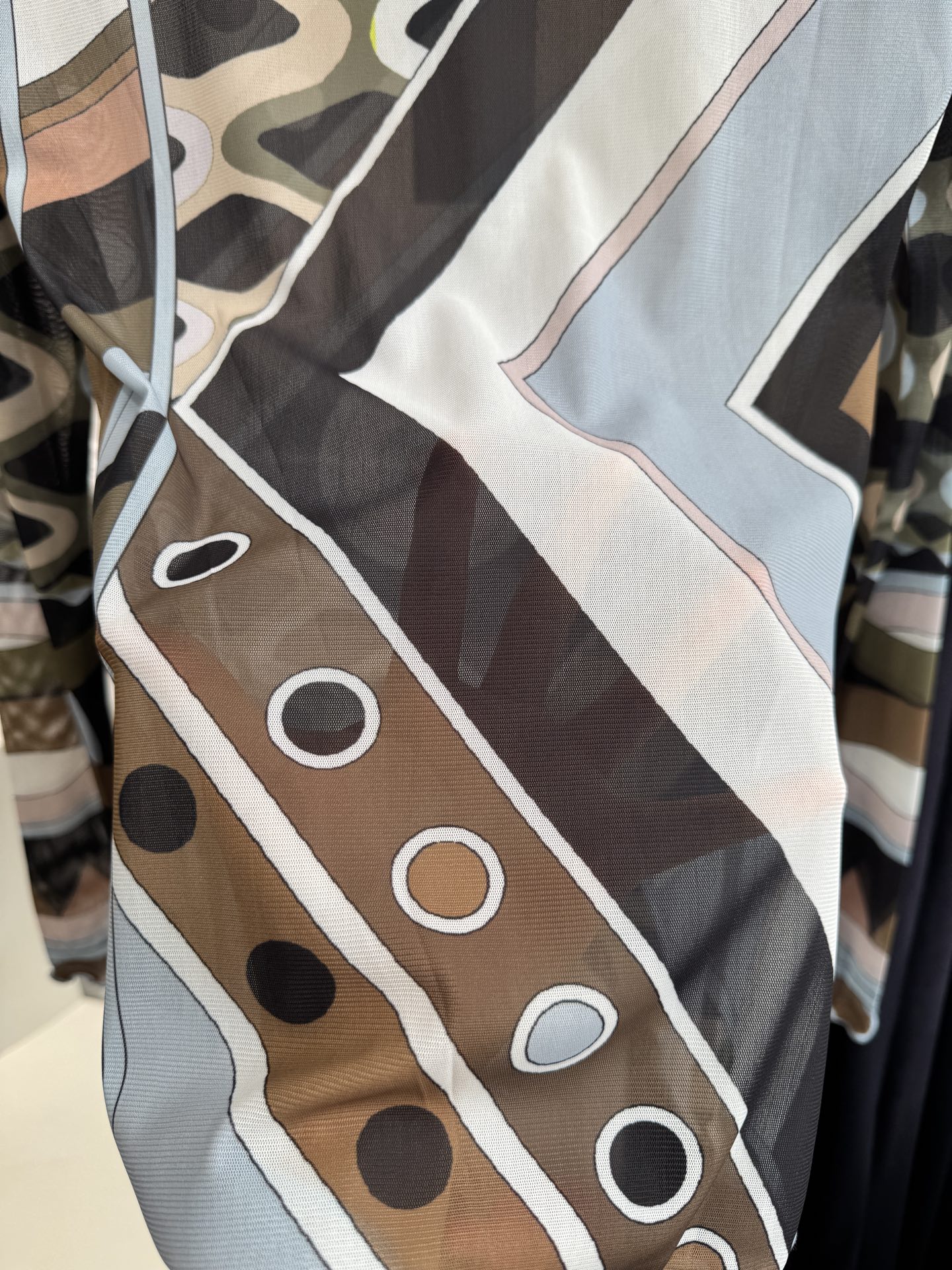 Pucci 网纱印花长袖打底衫波浪涡纹印花（蓝/粉/红/棕款）：品牌最具代表性的设计，灵感源自地中海光影