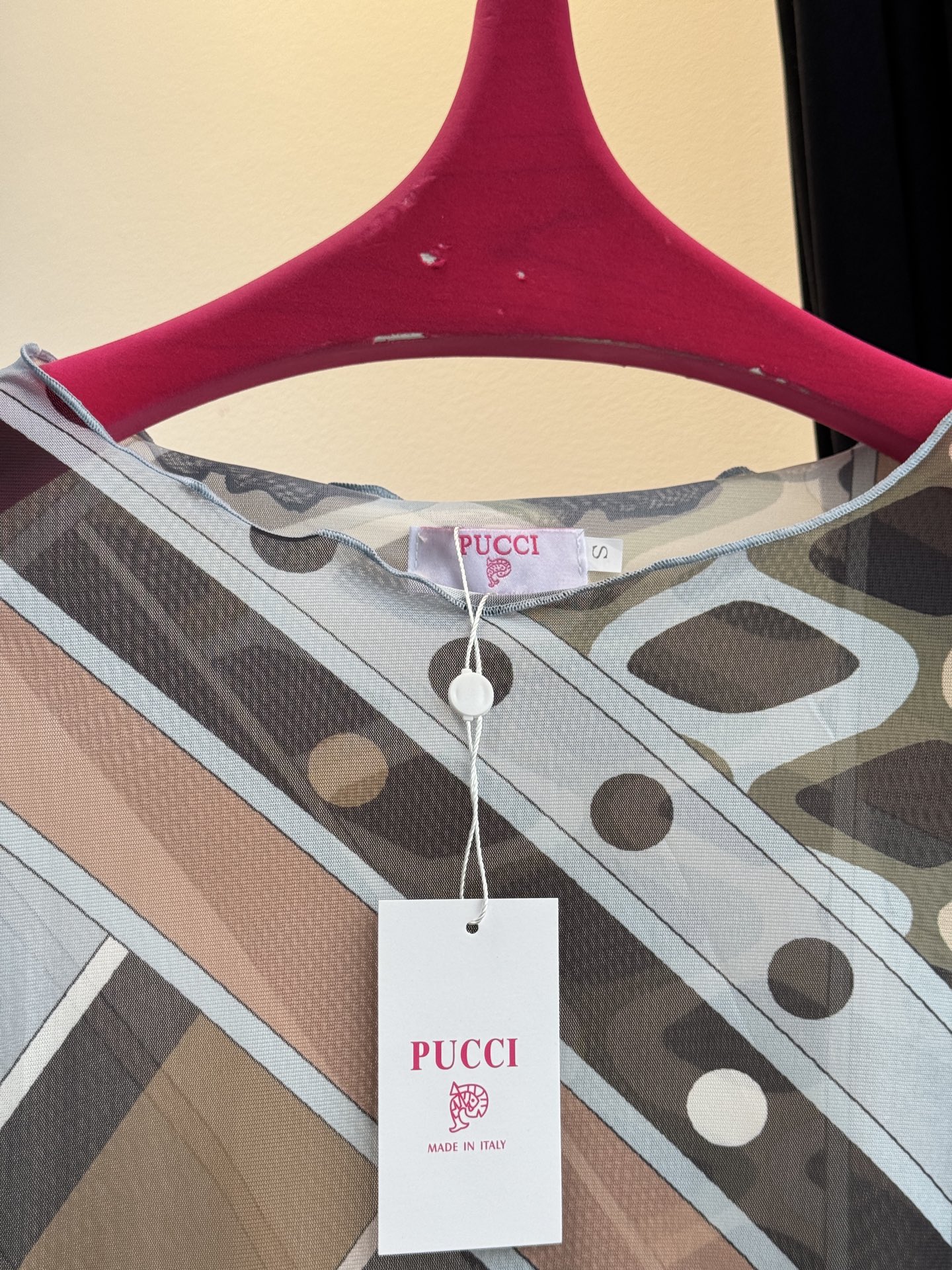 Pucci 网纱印花长袖打底衫波浪涡纹印花（蓝/粉/红/棕款）：品牌最具代表性的设计，灵感源自地中海光影