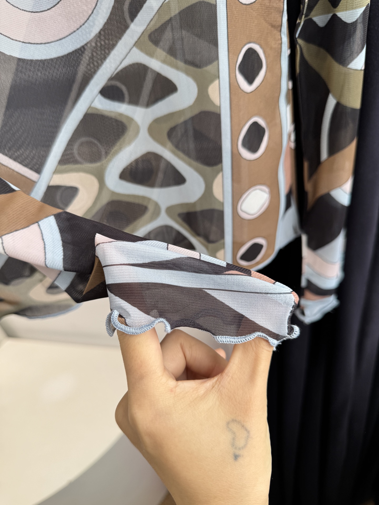 Pucci 网纱印花长袖打底衫波浪涡纹印花（蓝/粉/红/棕款）：品牌最具代表性的设计，灵感源自地中海光影