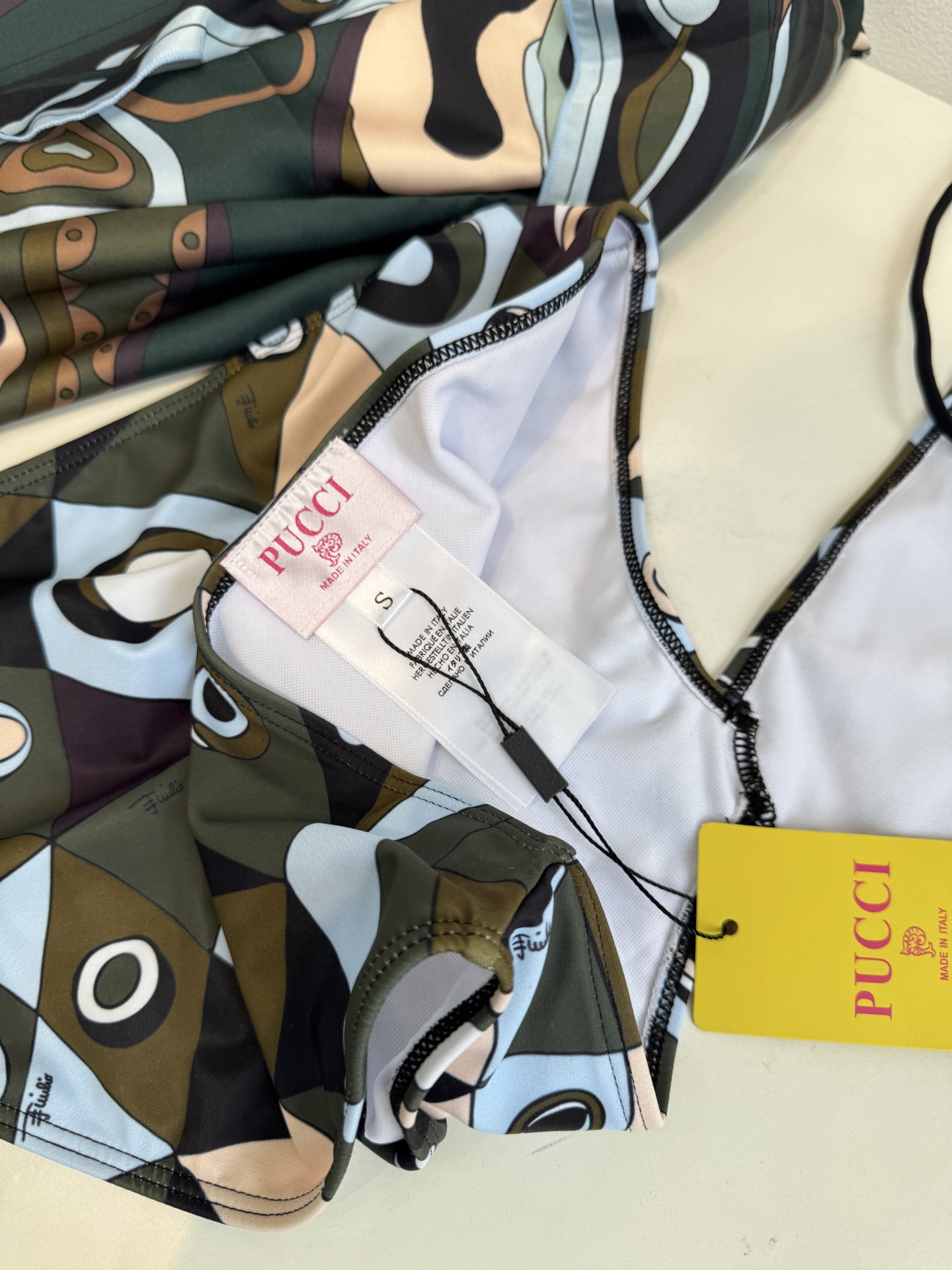 Pucci Occhi 链条⛓️挂脖连体泳衣⚠️所有泳衣拒绝任何理由退换采用品牌经典的Occhi（眼睛）