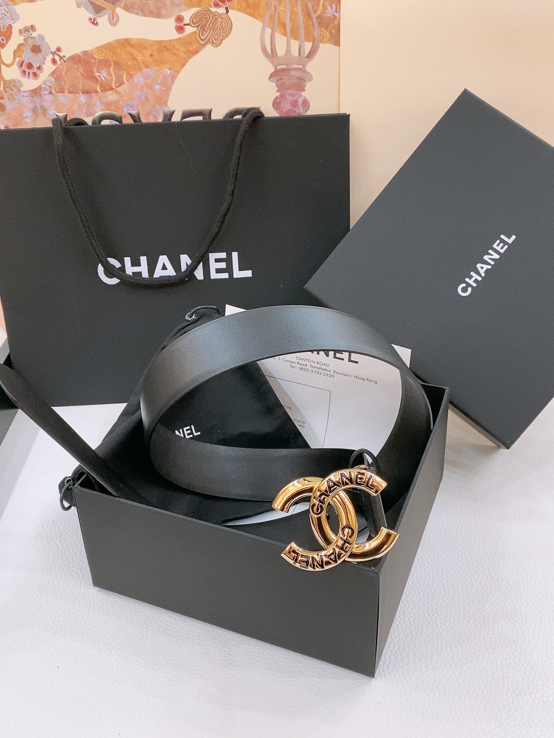 
Chanel经典双C 树脂黑 与 白 腰带
新款logo扣搭配进口小牛皮皮带身，质感满分，简直身春日里