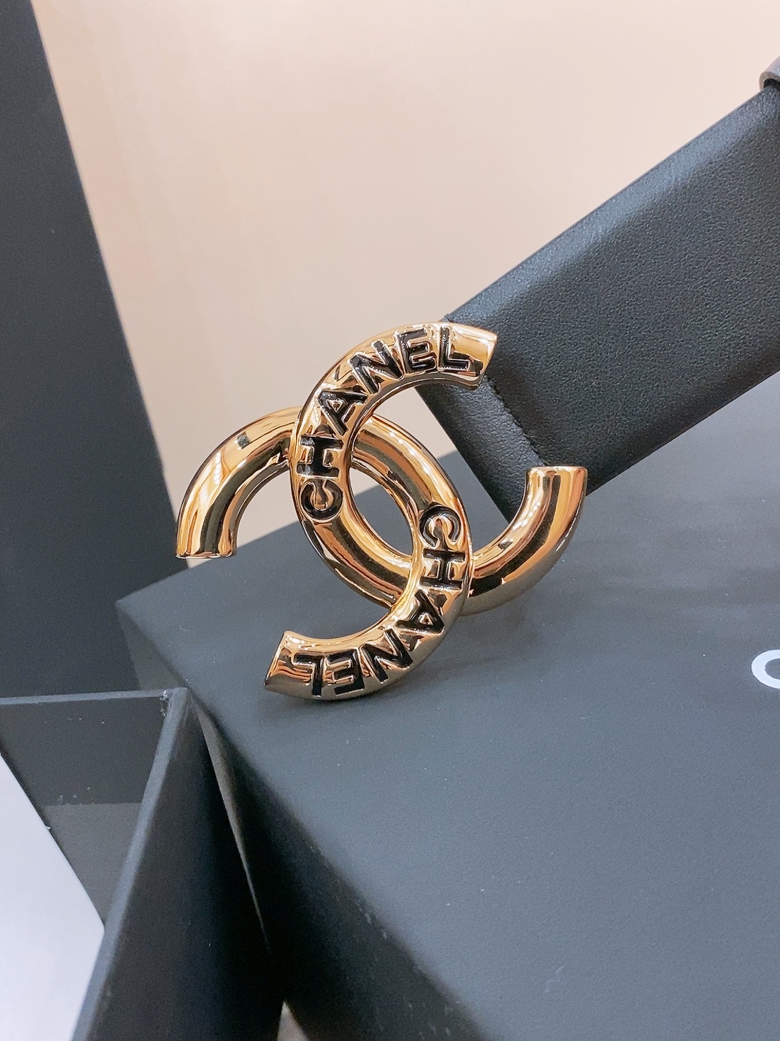 
Chanel经典双C 树脂黑 与 白 腰带
新款logo扣搭配进口小牛皮皮带身，质感满分，简直身春日里
