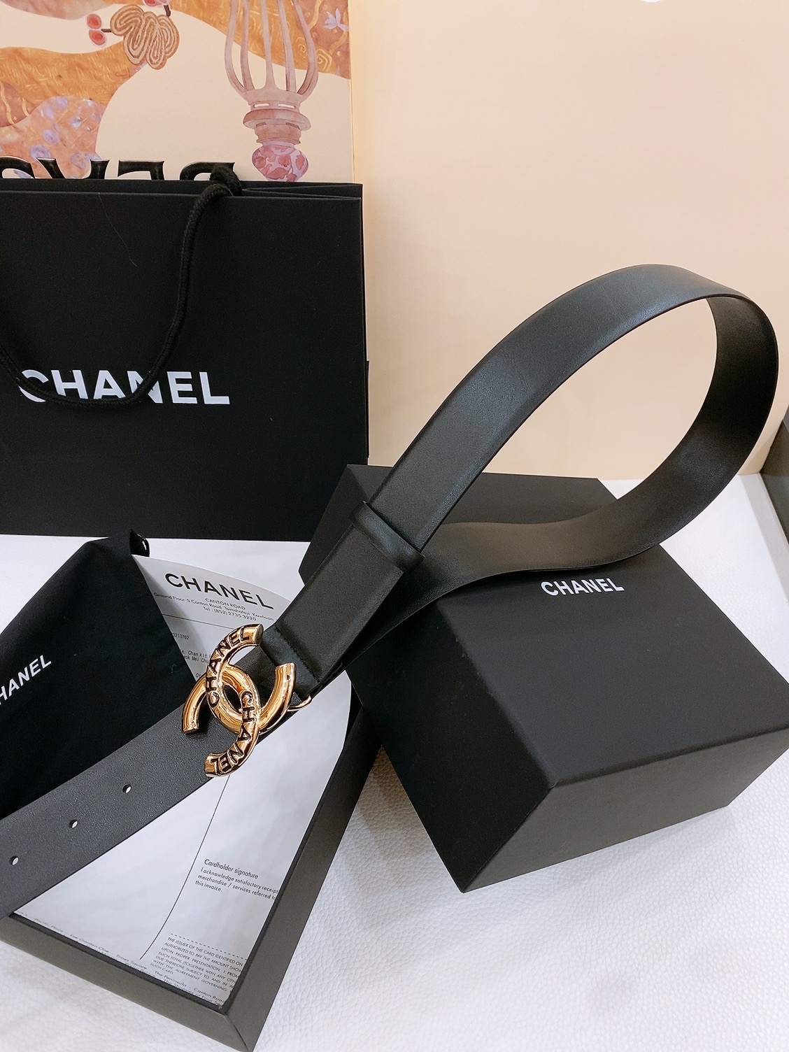 
Chanel经典双C 树脂黑 与 白 腰带
新款logo扣搭配进口小牛皮皮带身，质感满分，简直身春日里