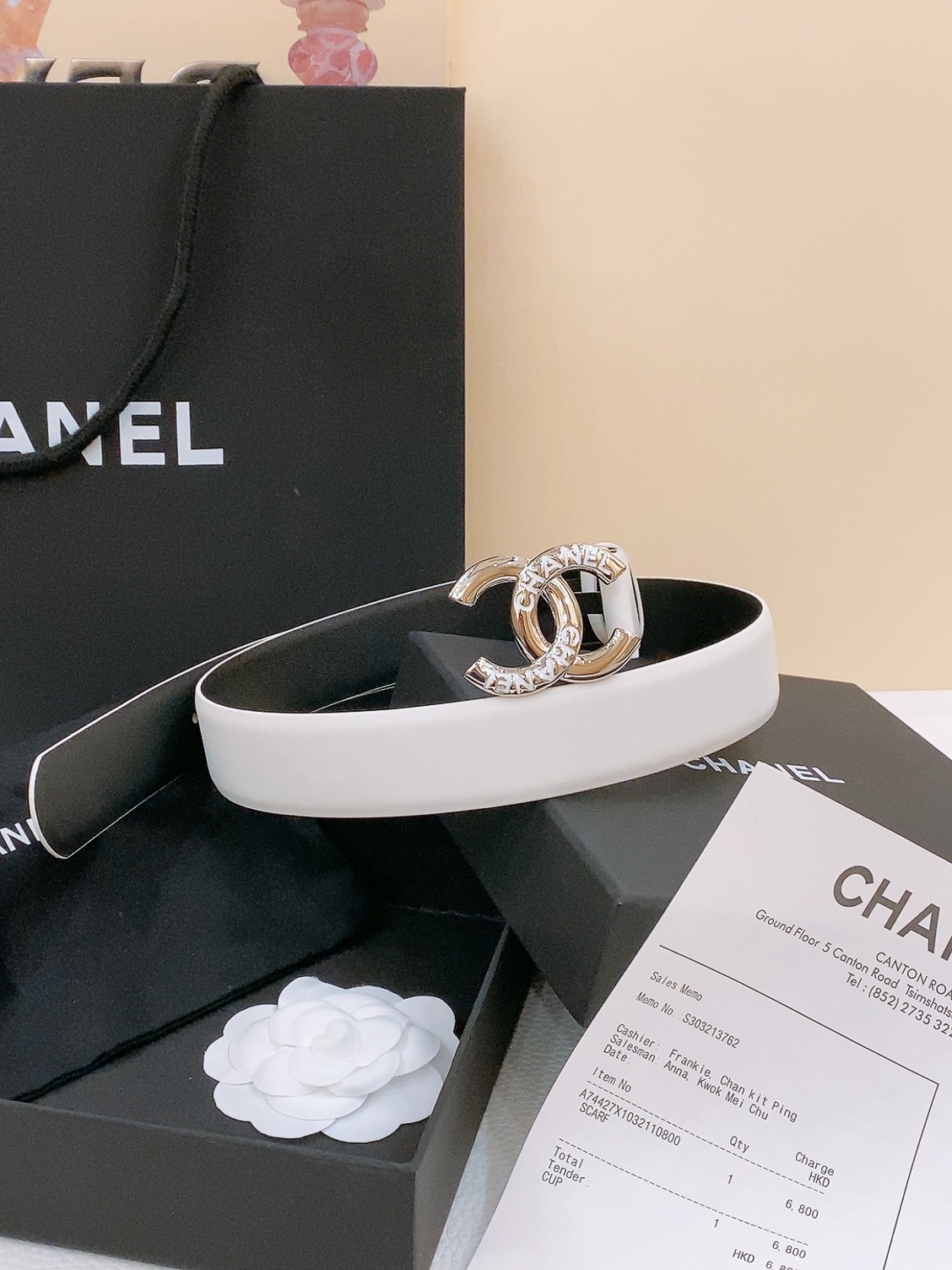 
Chanel经典双C 树脂黑 与 白 腰带
新款logo扣搭配进口小牛皮皮带身，质感满分，简直身春日里