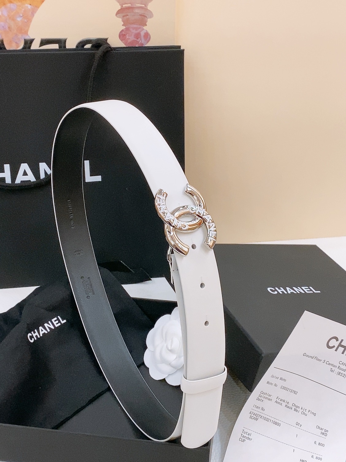 
Chanel经典双C 树脂黑 与 白 腰带
新款logo扣搭配进口小牛皮皮带身，质感满分，简直身春日里