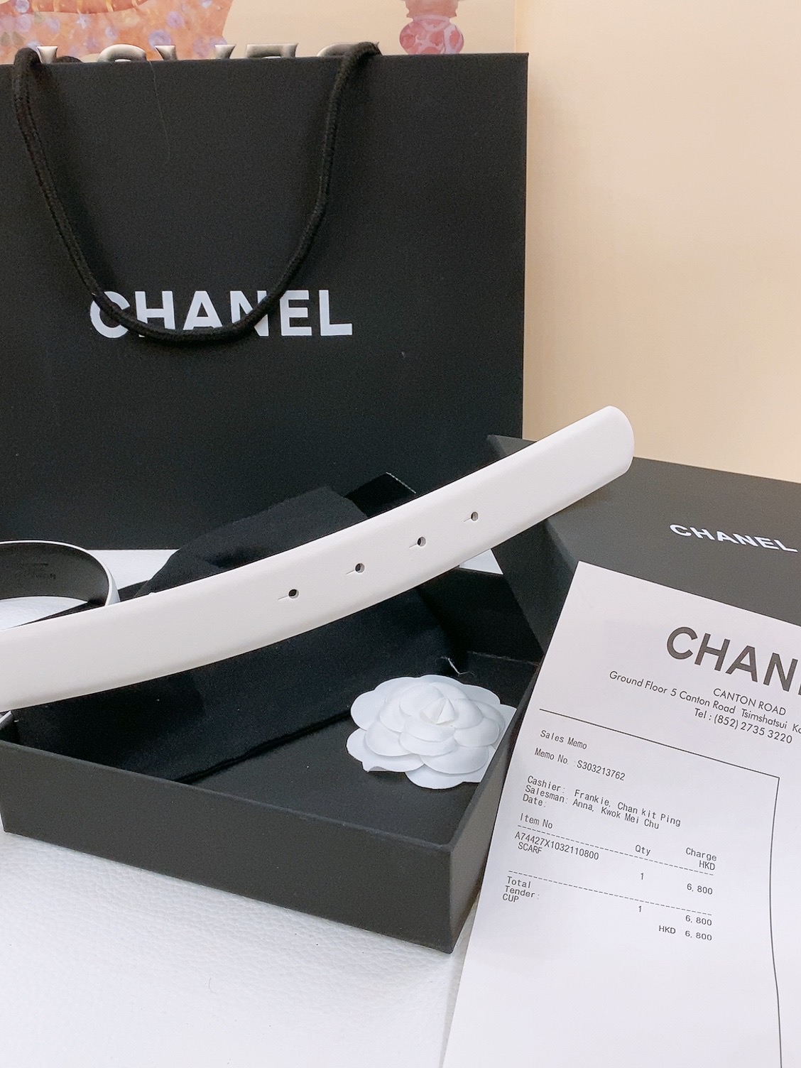
Chanel经典双C 树脂黑 与 白 腰带
新款logo扣搭配进口小牛皮皮带身，质感满分，简直身春日里