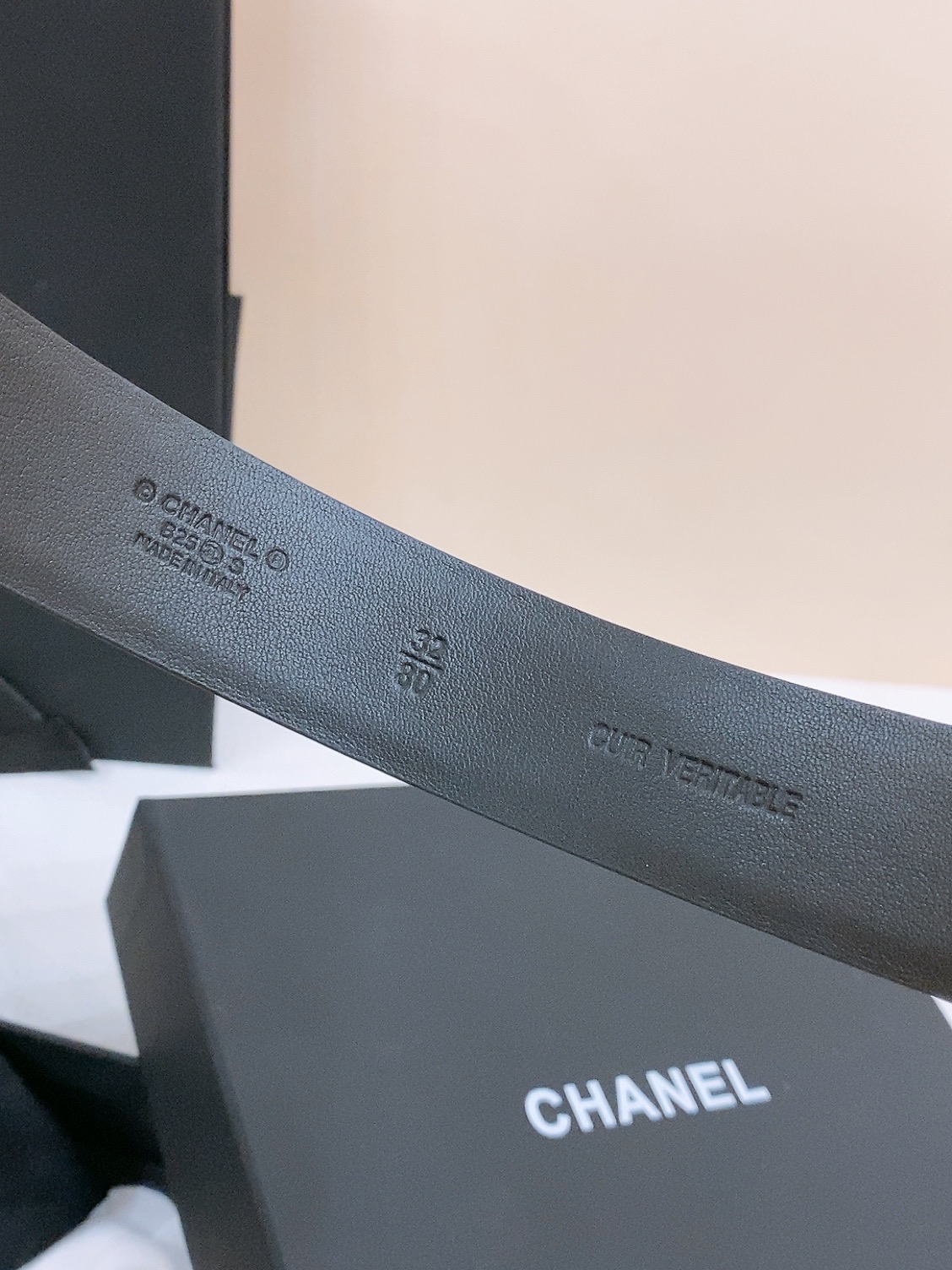 
Chanel经典双C 树脂黑 与 白 腰带
新款logo扣搭配进口小牛皮皮带身，质感满分，简直身春日里