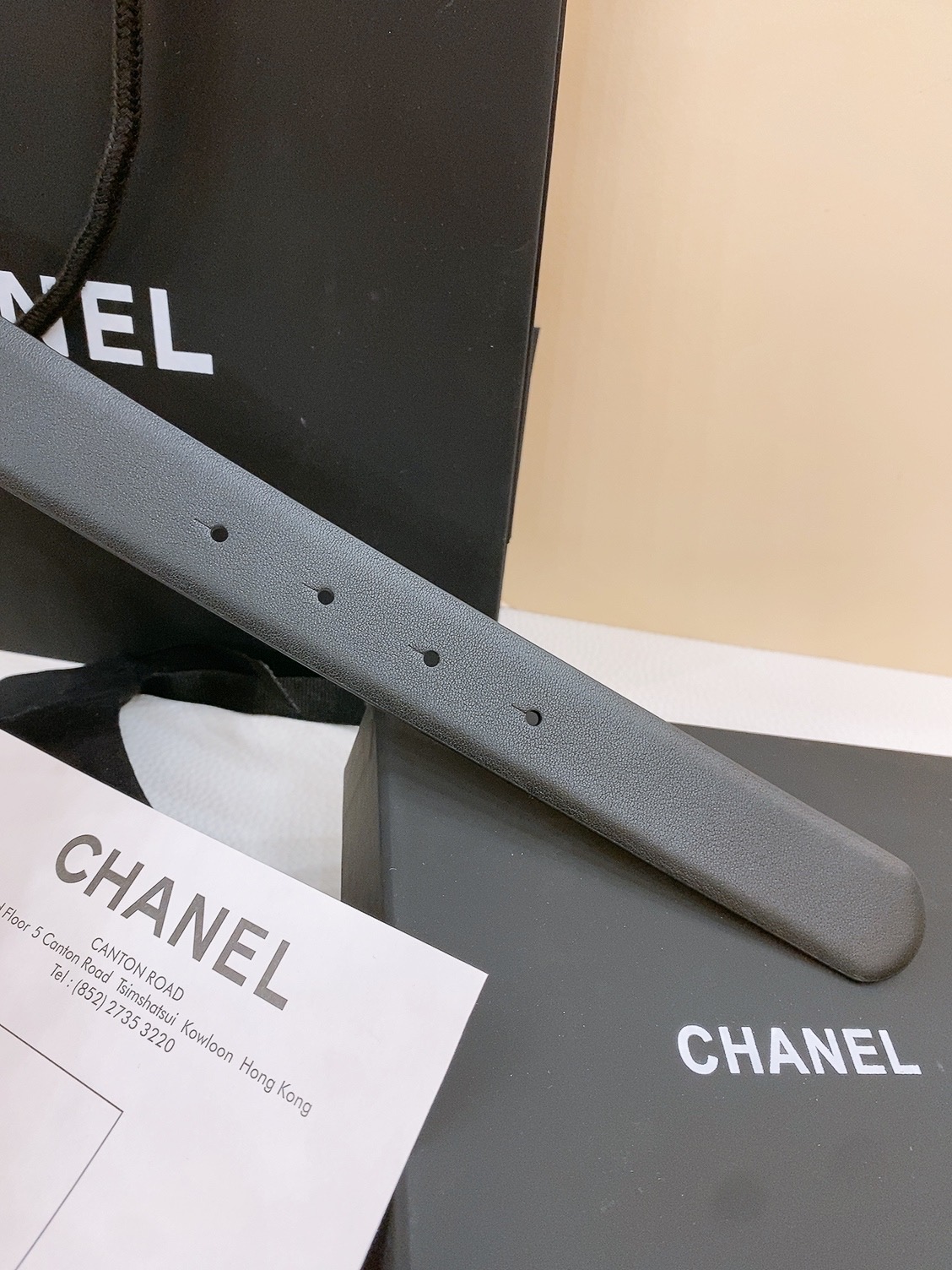 
Chanel经典双C 树脂黑 与 白 腰带
新款logo扣搭配进口小牛皮皮带身，质感满分，简直身春日里