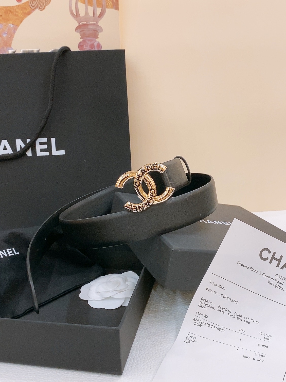 
Chanel经典双C 树脂黑 与 白 腰带
新款logo扣搭配进口小牛皮皮带身，质感满分，简直身春日里