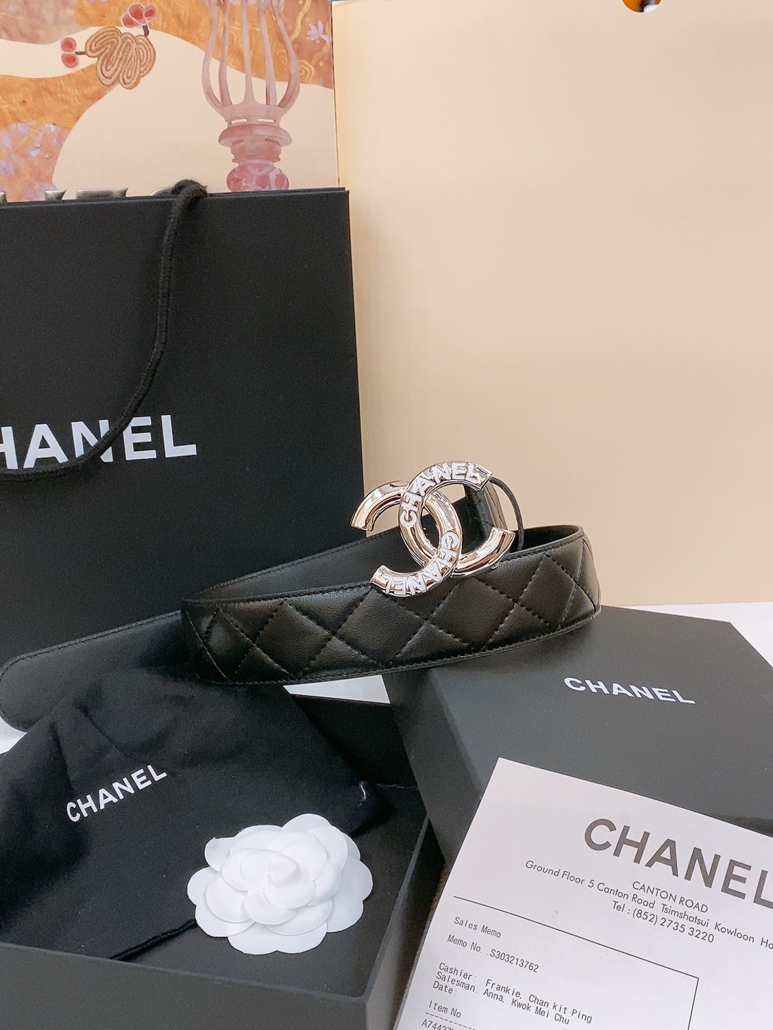 -Chanel 树脂扣
经典双C 树脂黑 与 白 腰带
新款logo扣搭配进口小羊皮菱格带身，质感满分，