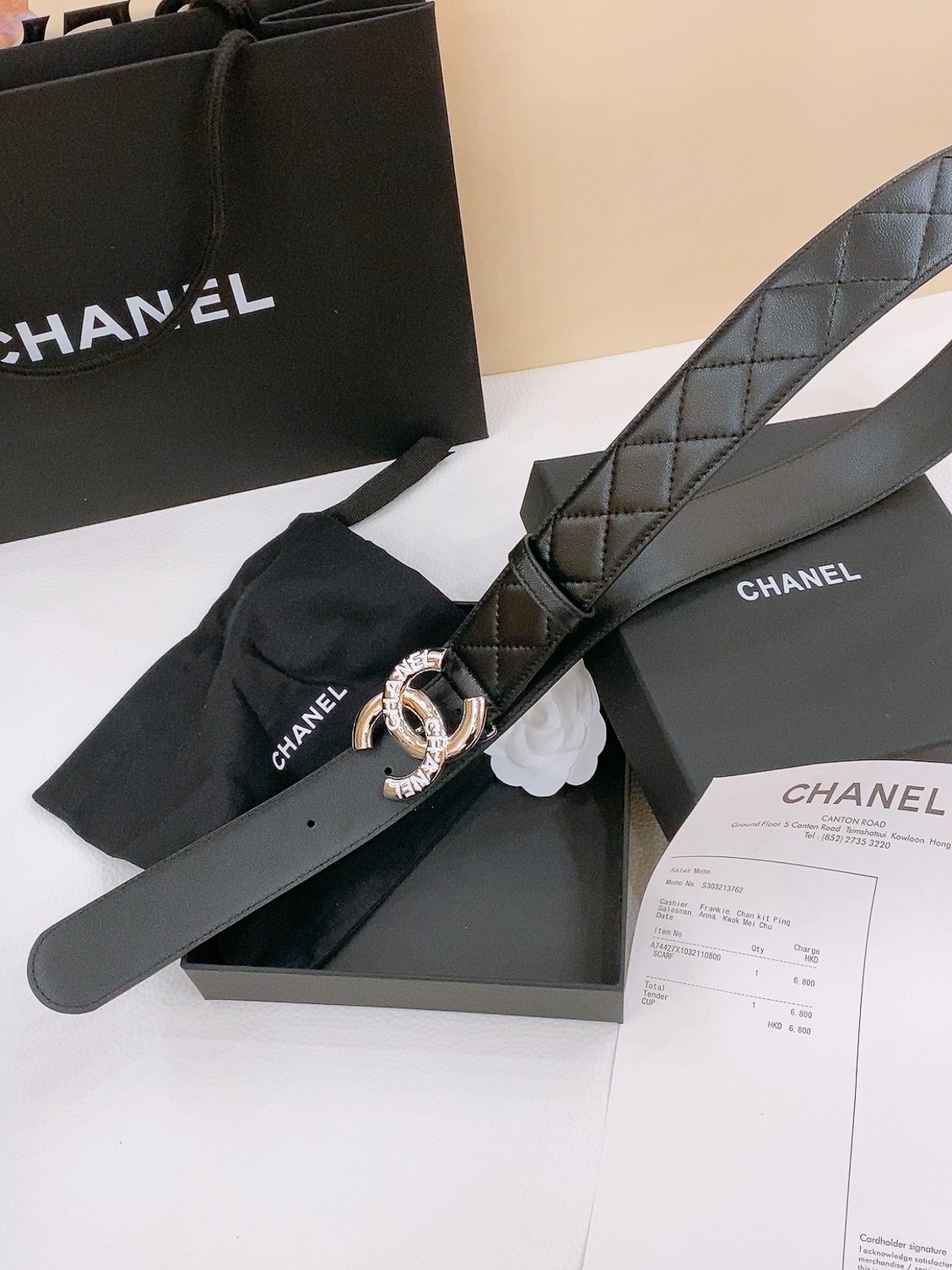 -Chanel 树脂扣
经典双C 树脂黑 与 白 腰带
新款logo扣搭配进口小羊皮菱格带身，质感满分，