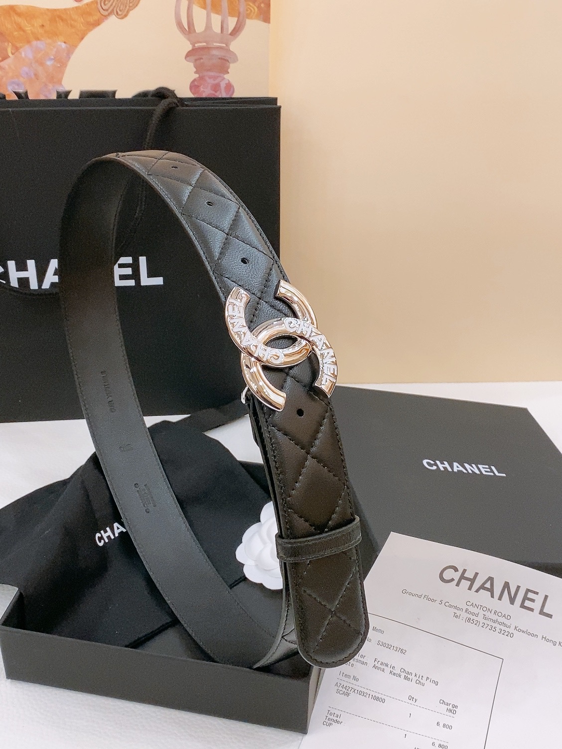 -Chanel 树脂扣
经典双C 树脂黑 与 白 腰带
新款logo扣搭配进口小羊皮菱格带身，质感满分，