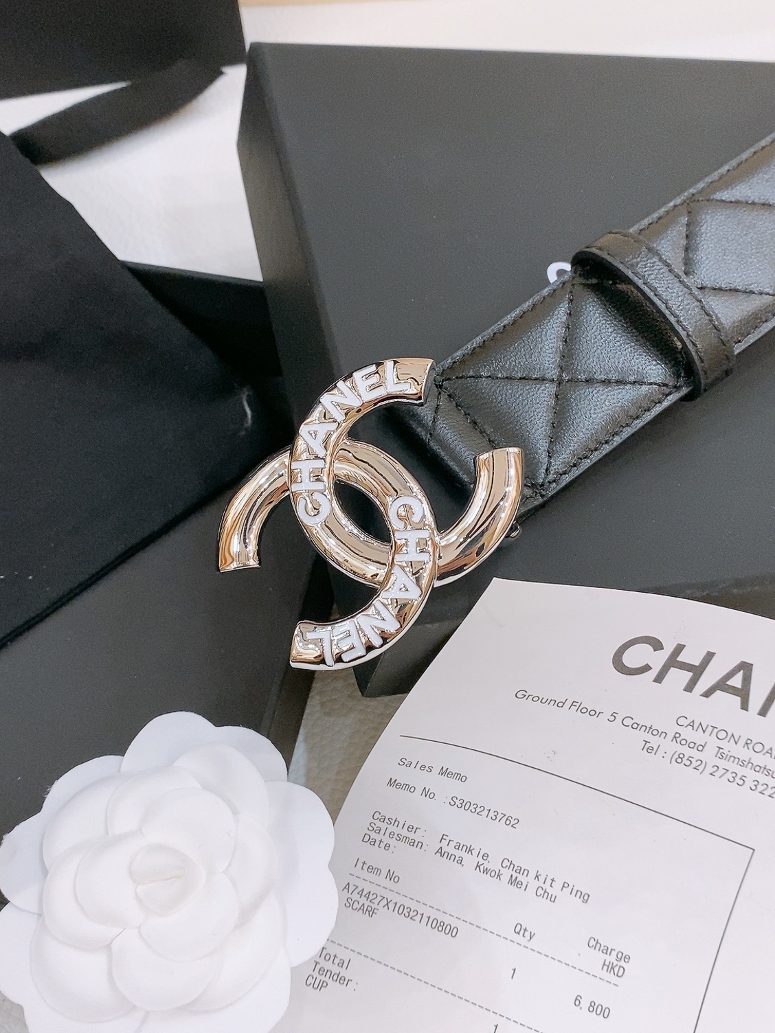 -Chanel 树脂扣
经典双C 树脂黑 与 白 腰带
新款logo扣搭配进口小羊皮菱格带身，质感满分，