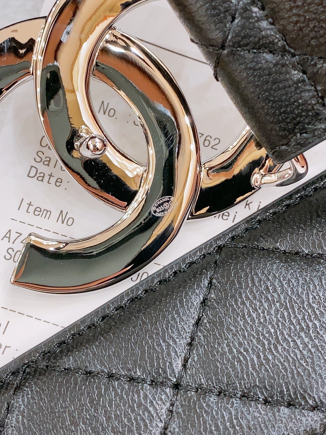 -Chanel 树脂扣
经典双C 树脂黑 与 白 腰带
新款logo扣搭配进口小羊皮菱格带身，质感满分，