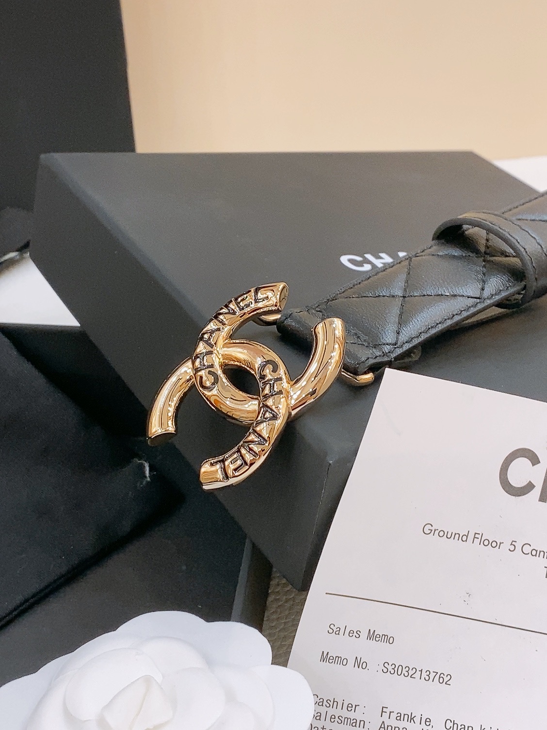 -Chanel 树脂扣
经典双C 树脂黑 与 白 腰带
新款logo扣搭配进口小羊皮菱格带身，质感满分，