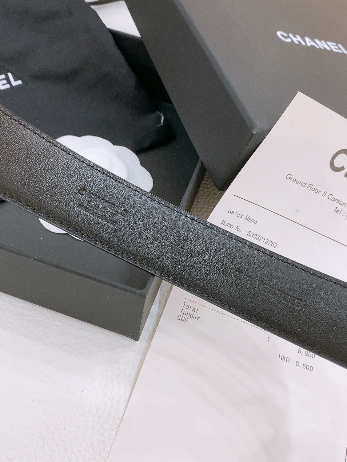 -Chanel 树脂扣
经典双C 树脂黑 与 白 腰带
新款logo扣搭配进口小羊皮菱格带身，质感满分，