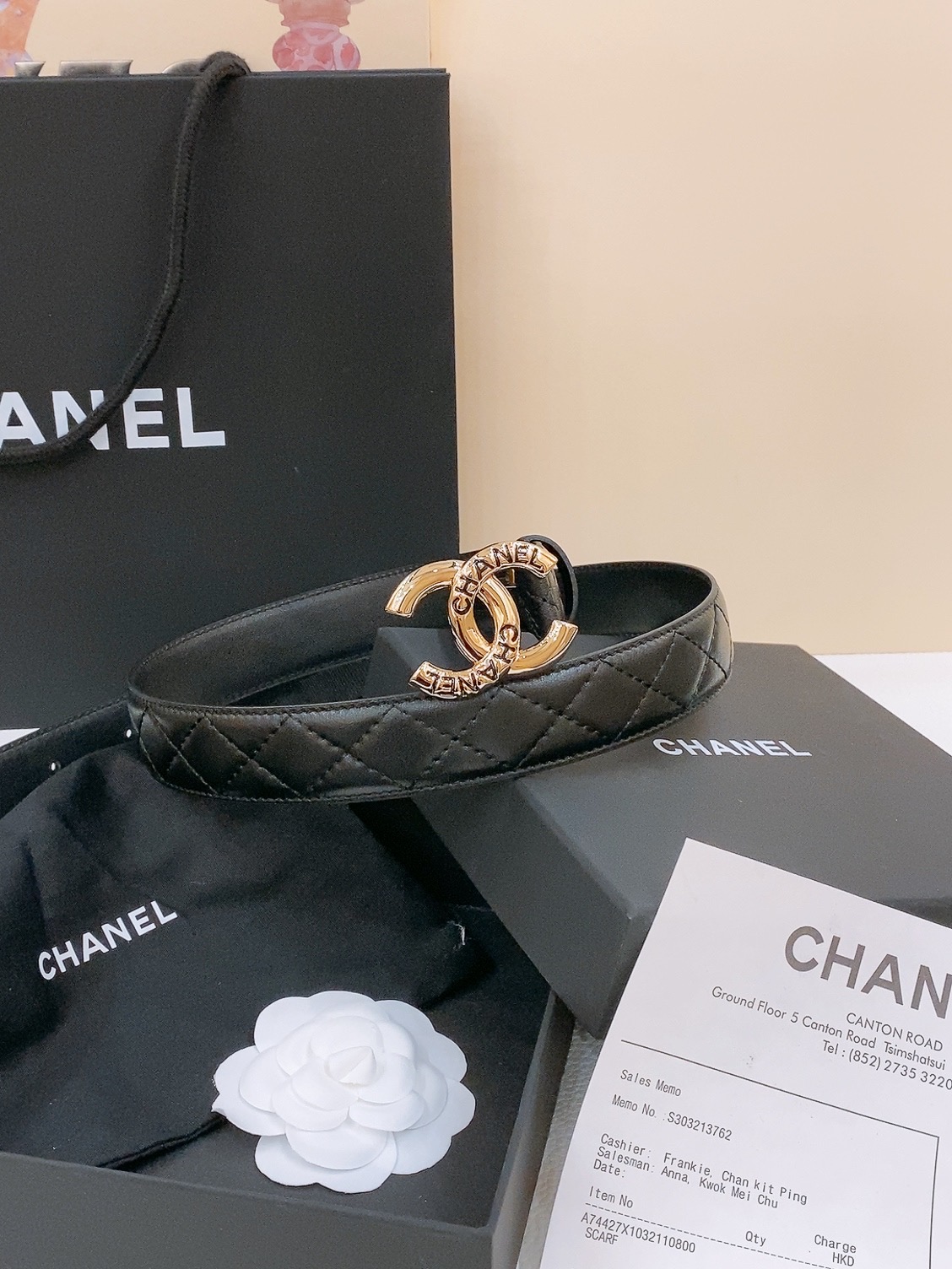 -Chanel 树脂扣
经典双C 树脂黑 与 白 腰带
新款logo扣搭配进口小羊皮菱格带身，质感满分，