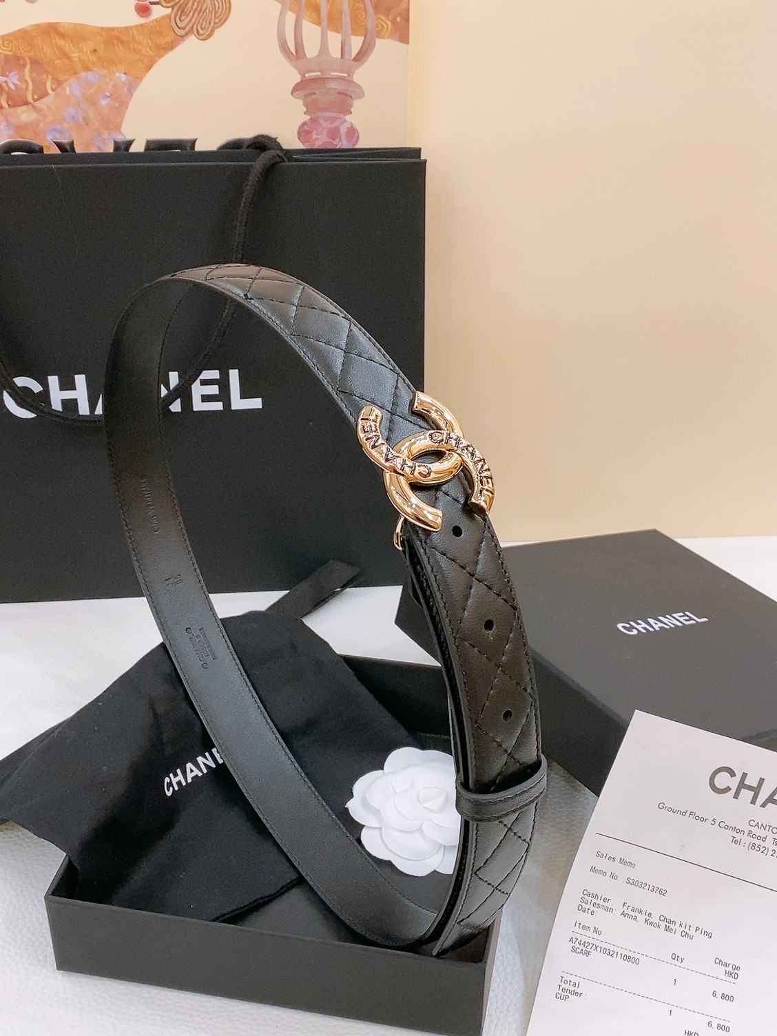 -Chanel 树脂扣
经典双C 树脂黑 与 白 腰带
新款logo扣搭配进口小羊皮菱格带身，质感满分，
