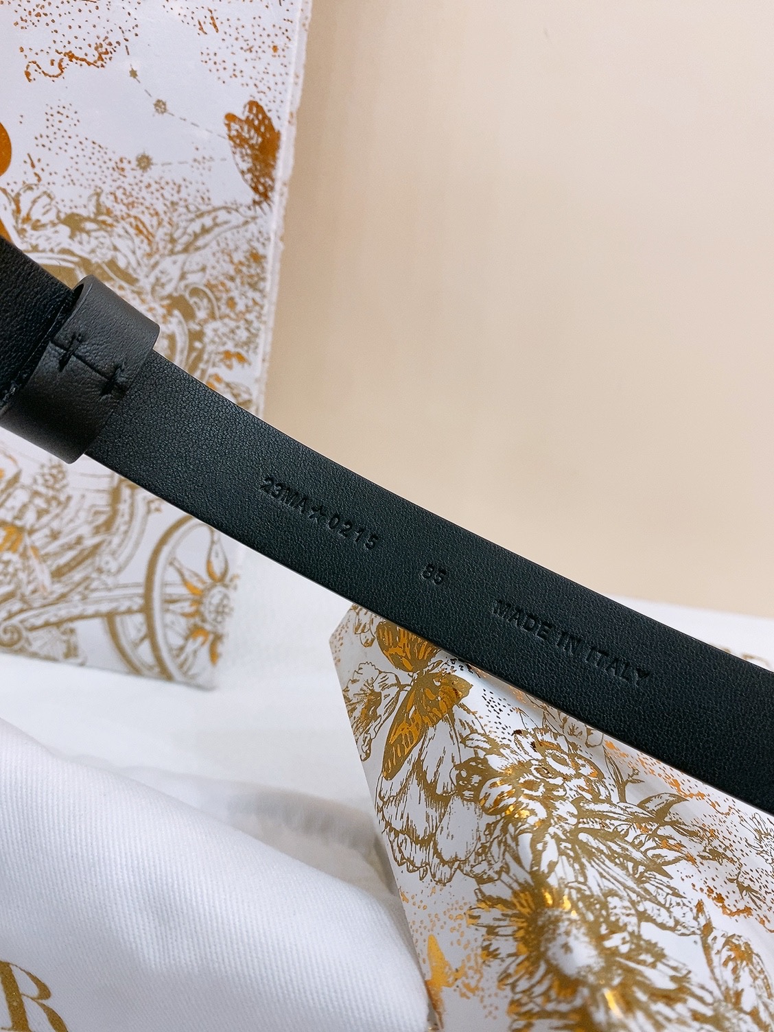 Dior D-Dream腰带采用光滑牛皮