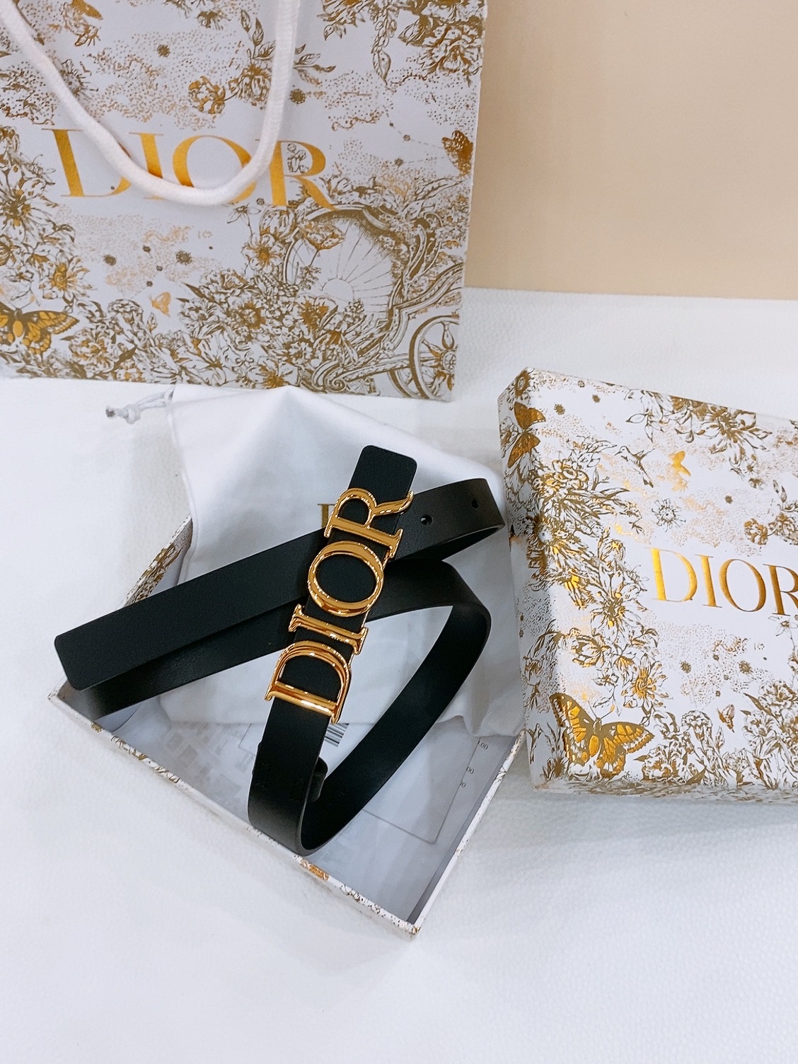 Dior D-Dream腰带采用光滑牛皮