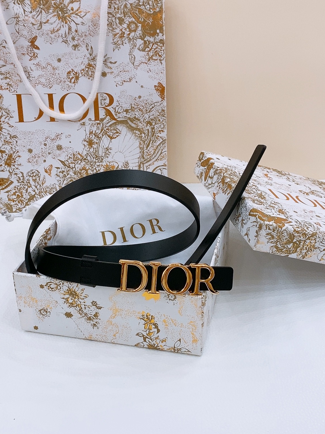 Dior D-Dream腰带采用光滑牛皮