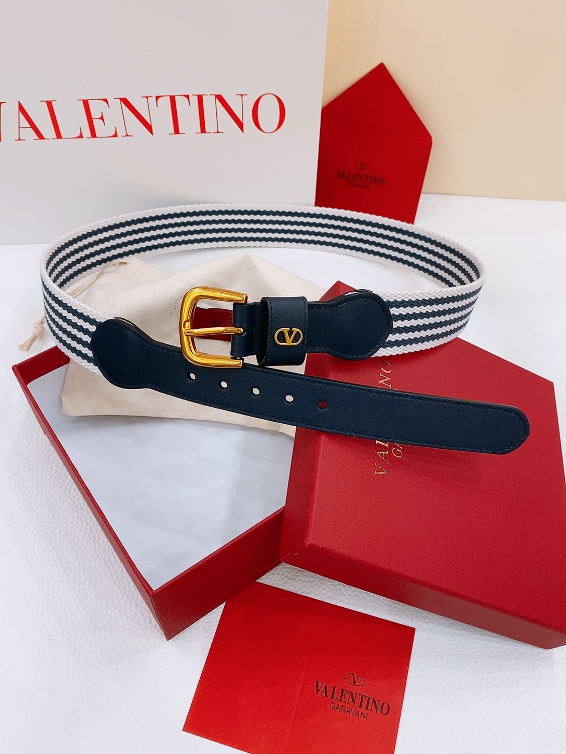 -华伦家新款女士腰带
Valentino Garavani VLogo 织带彩色腰带针扣双面头层牛皮，铜