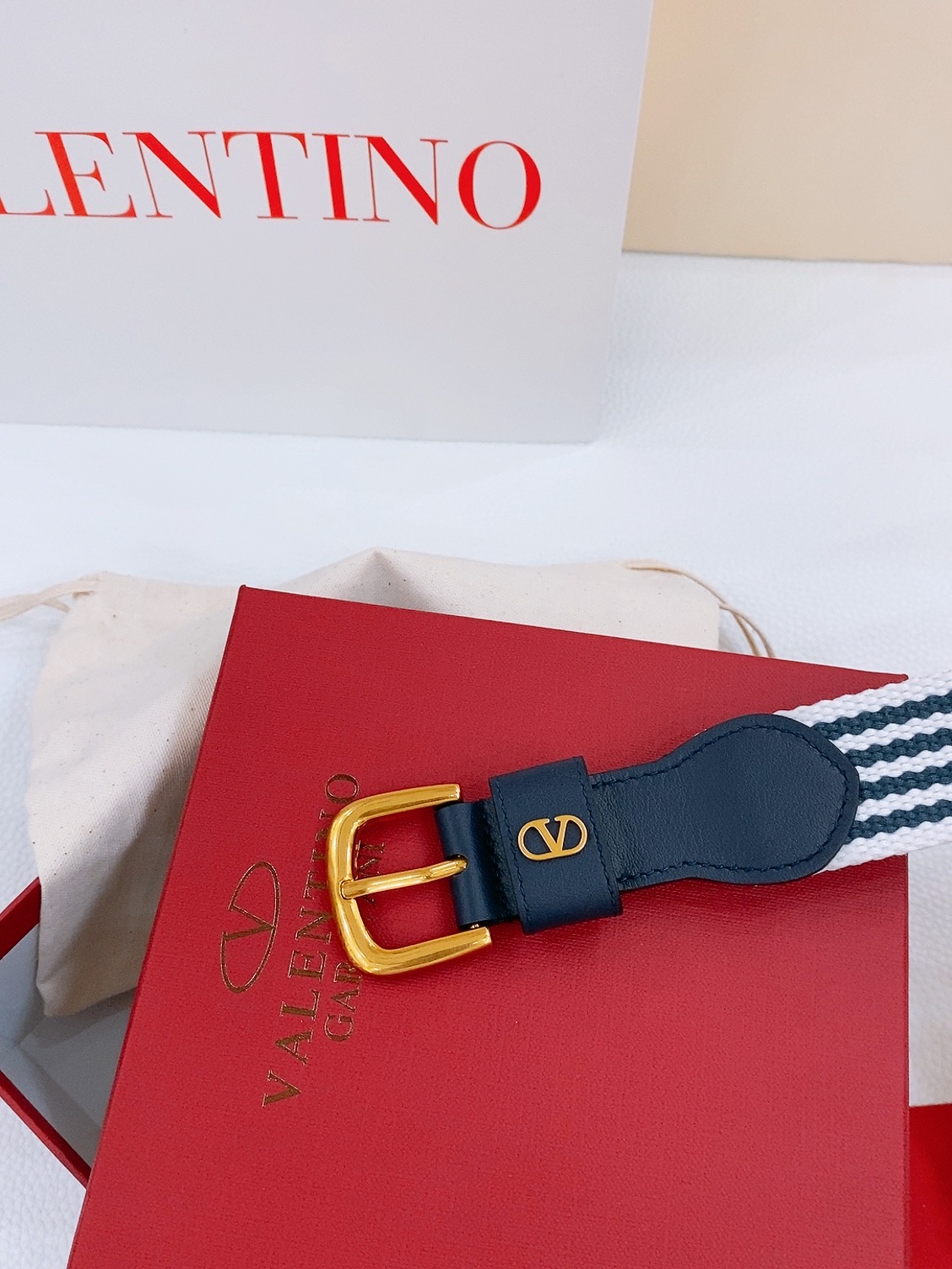 -华伦家新款女士腰带
Valentino Garavani VLogo 织带彩色腰带针扣双面头层牛皮，铜