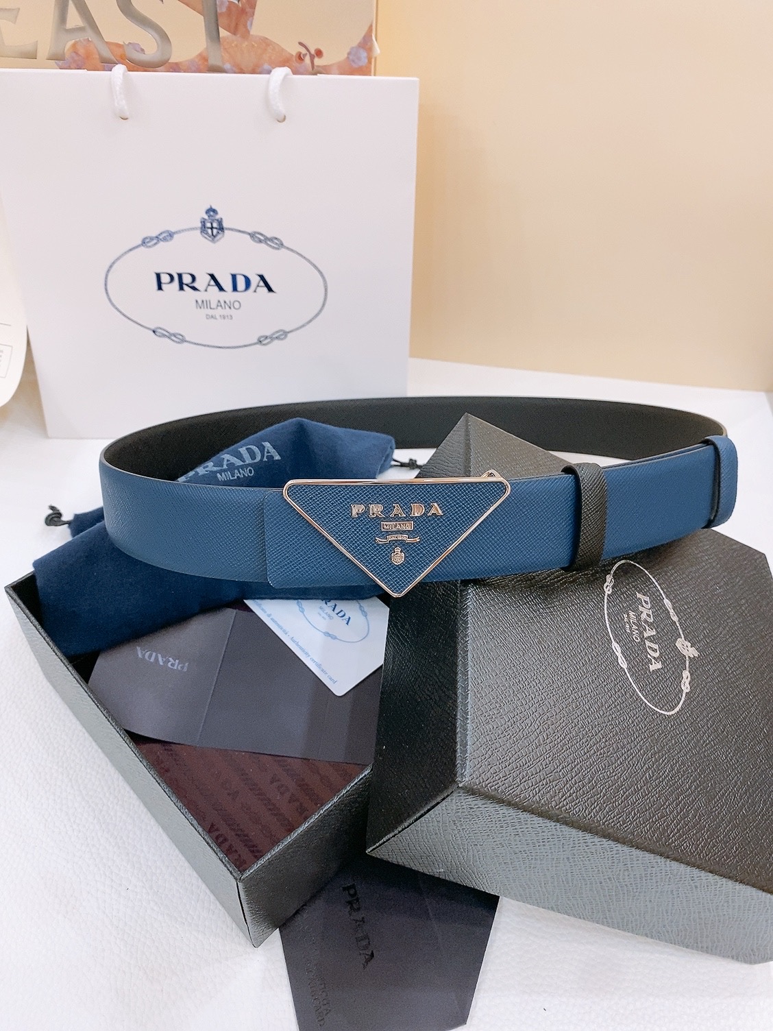  PRADA (普拉达) 专柜最新款 🎉🎉🎉  这款搭扣式腰带出自多功能的组合式配饰系列 可随心搭配 三
