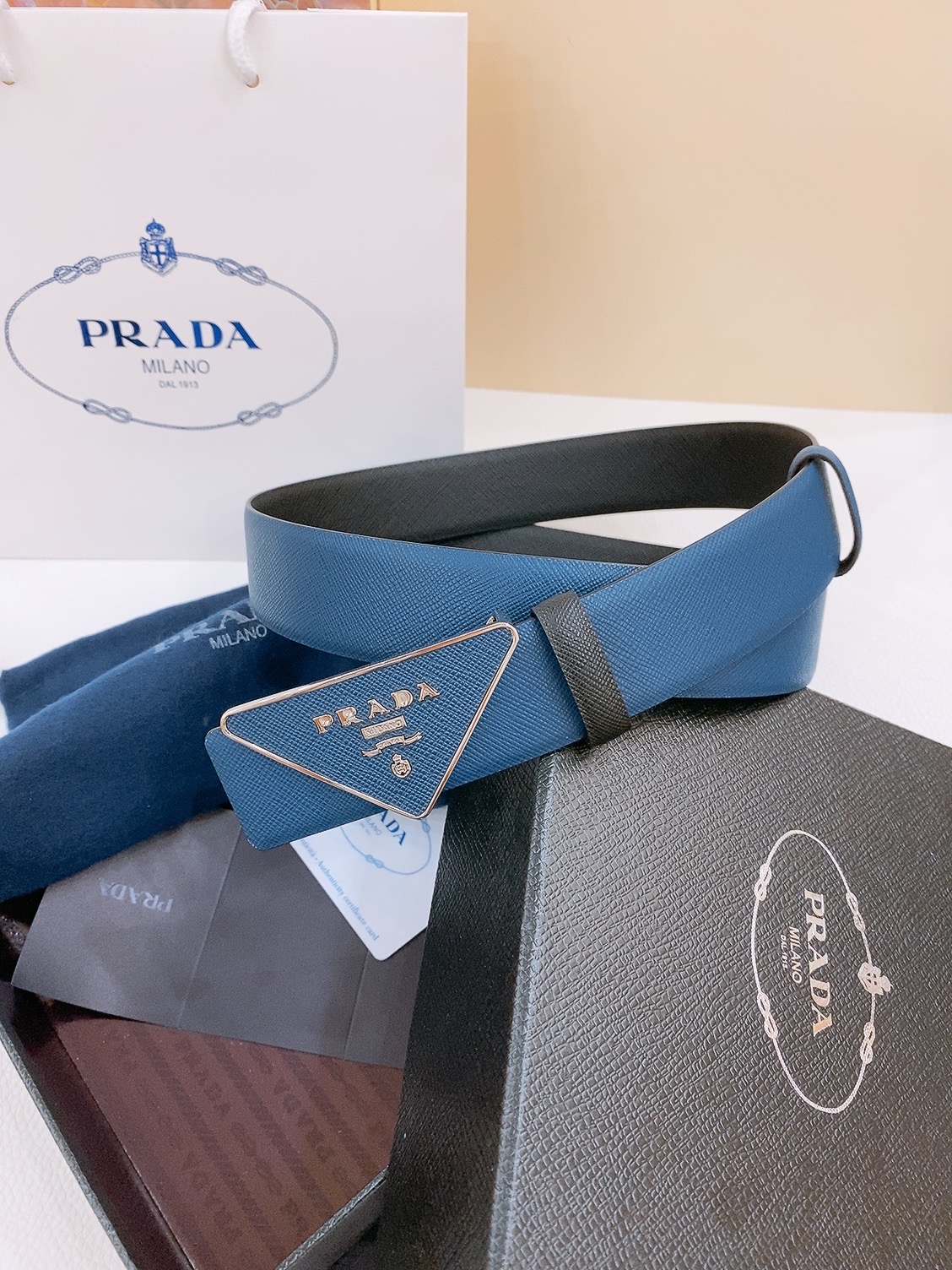  PRADA (普拉达) 专柜最新款 🎉🎉🎉  这款搭扣式腰带出自多功能的组合式配饰系列 可随心搭配 三