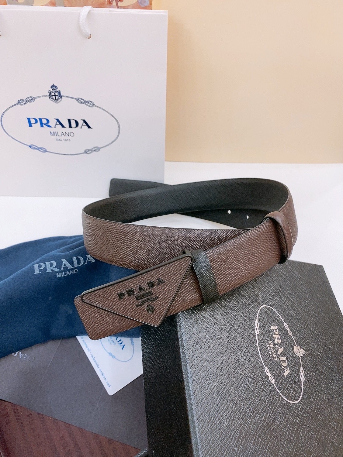  PRADA (普拉达) 专柜最新款 🎉🎉🎉  这款搭扣式腰带出自多功能的组合式配饰系列 可随心搭配 三