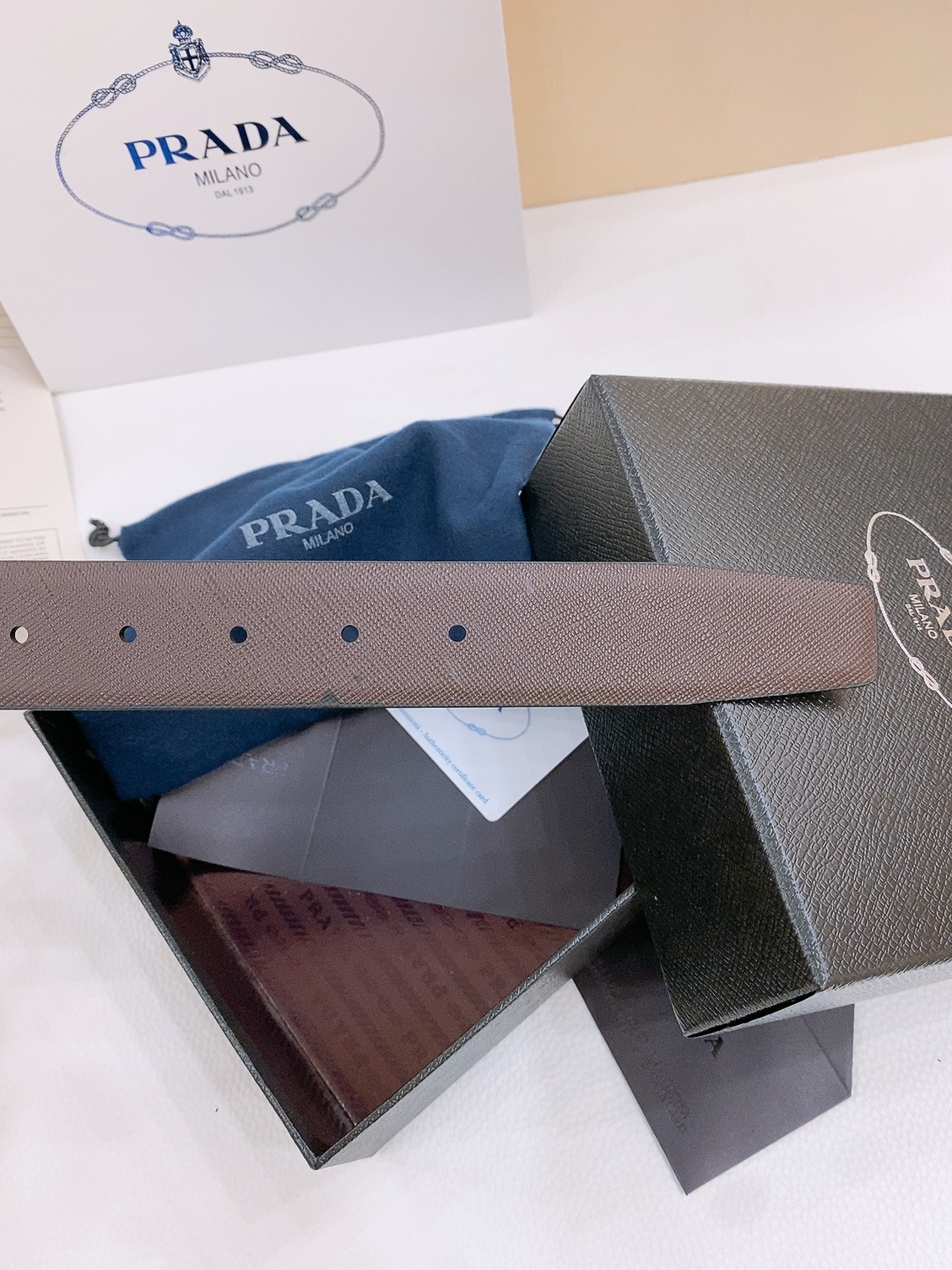  PRADA (普拉达) 专柜最新款 🎉🎉🎉  这款搭扣式腰带出自多功能的组合式配饰系列 可随心搭配 三