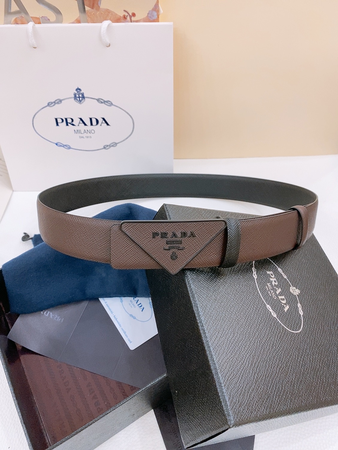  PRADA (普拉达) 专柜最新款 🎉🎉🎉  这款搭扣式腰带出自多功能的组合式配饰系列 可随心搭配 三